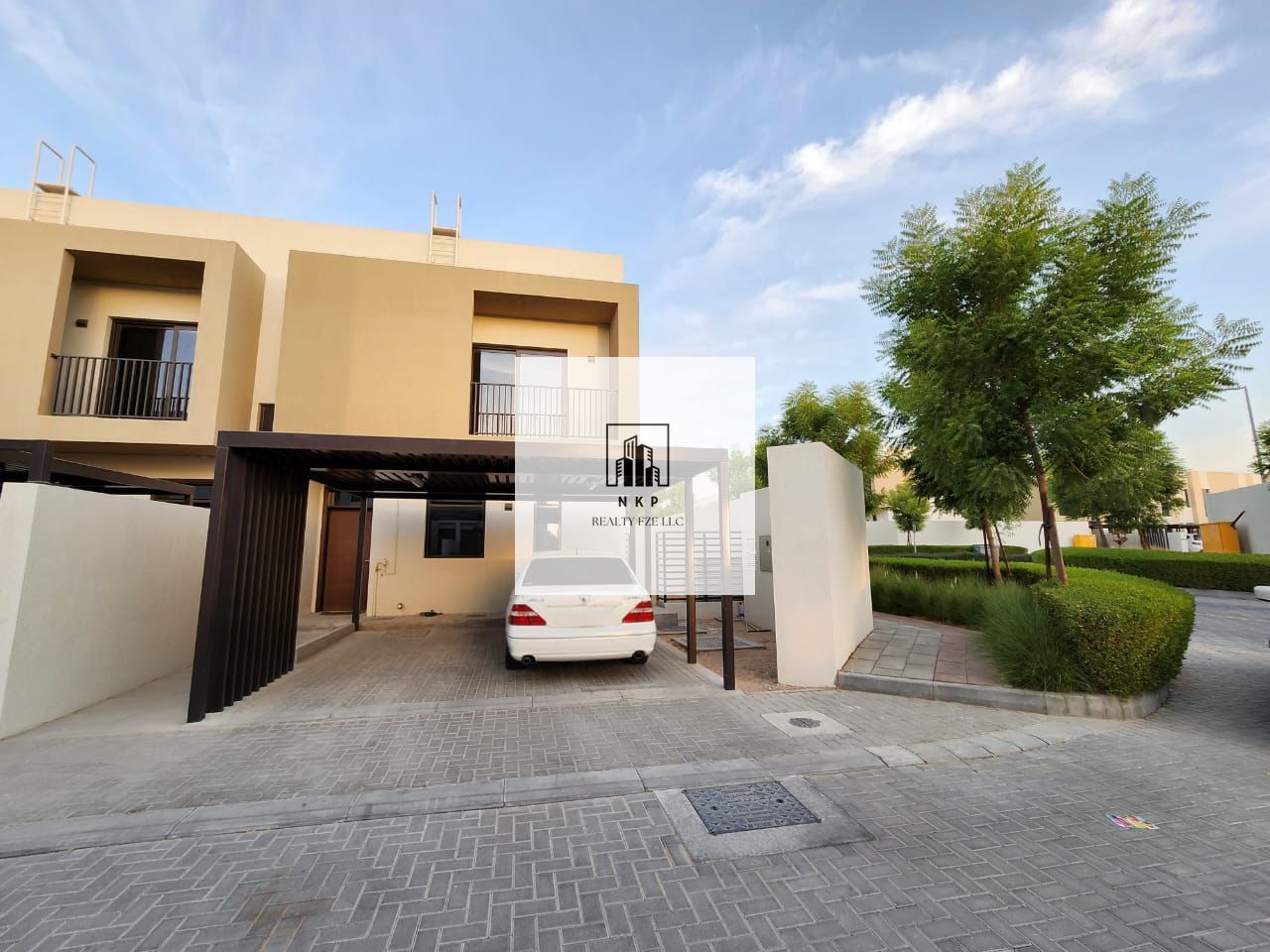 Specious luxury 3 bedroom corner townhouse for rent