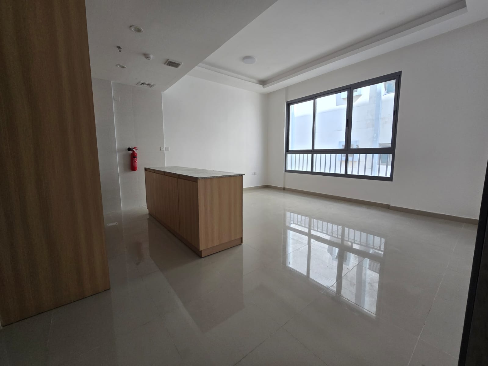 directly on the main road, ideal for families, with a modern layout