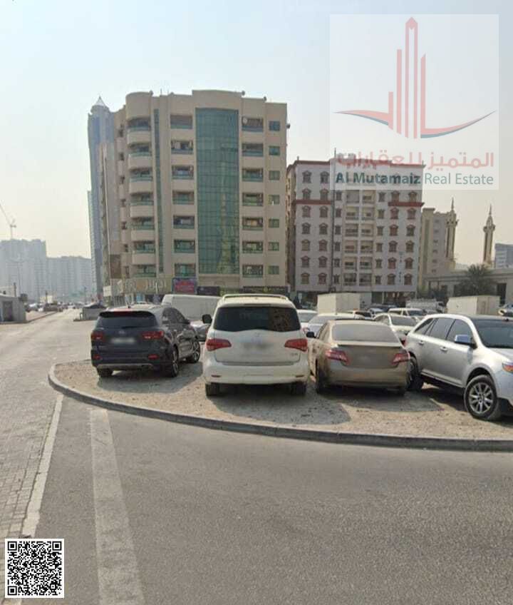 Land for sale in Ajman, Al Rashidiya 1, residential/commercial (G+4), area 32,900 sq ft, corner plot on 3 streets. Asking price: AED 600 per sq ft.