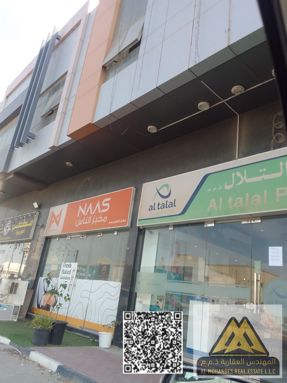 A shop in a prime location with ample space, suitable for various commercial activities. Previously used as a pharmacy, it is ready for multiple uses.