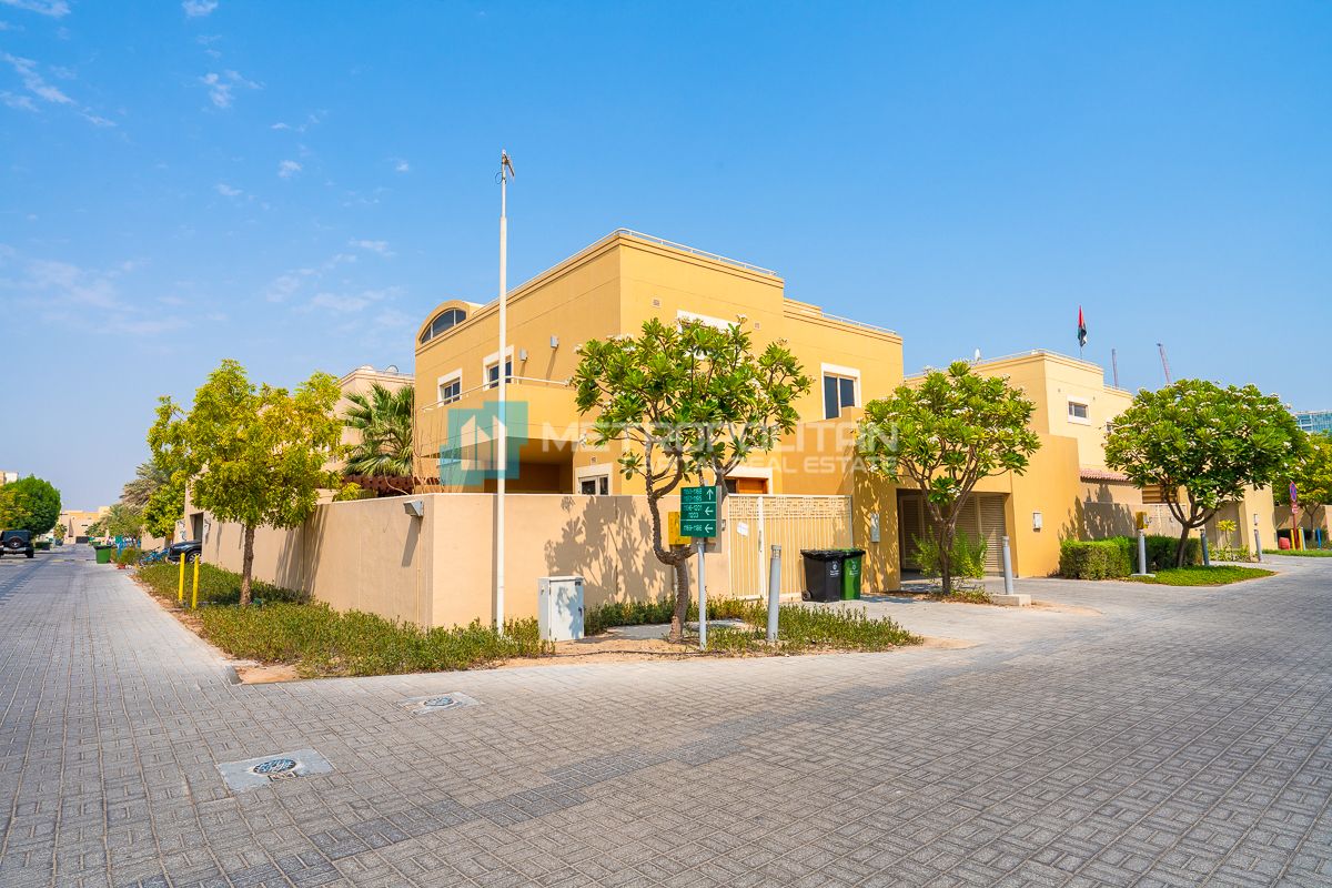 Corner 4BR | Private Pool | Study+Storage | Roof