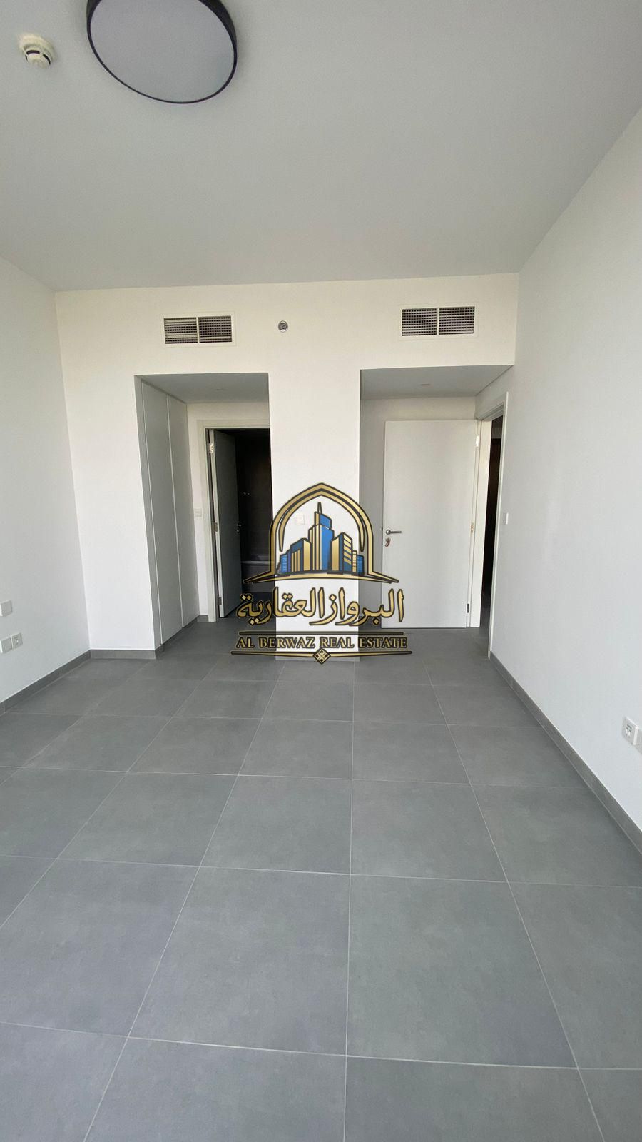[Luxury Apartment] With Balcony+Close Kitchen// And Everything