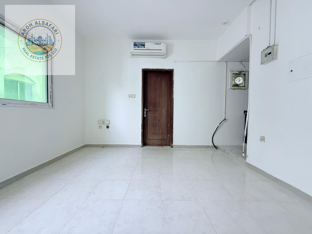 VERY SPACIOUS STODIO WITH SEPARATE KITCHEN READY TO MOVE APARTMENT ON RODE BULDING