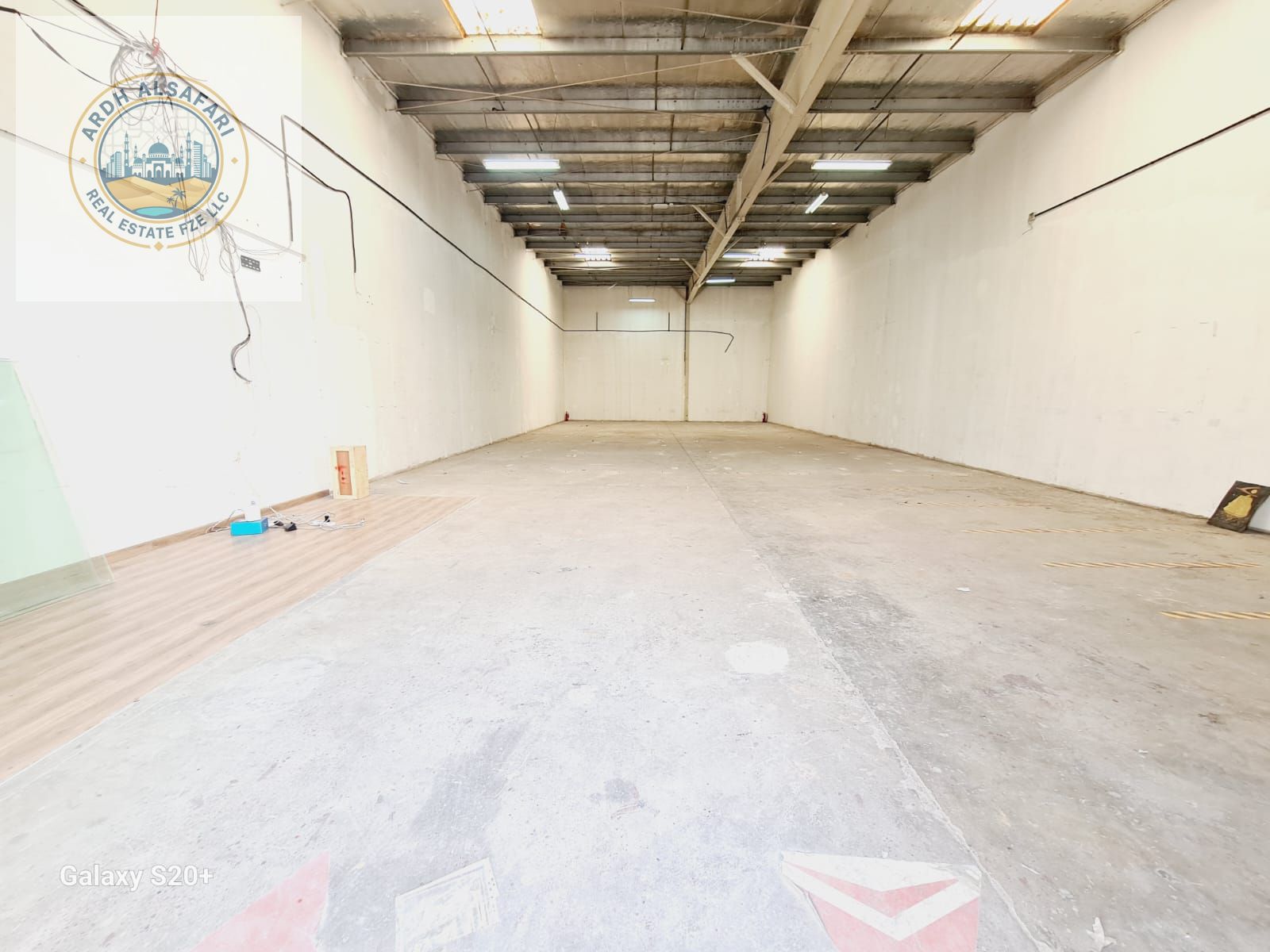 Prime location huge wharehouse just 165k in industrial area 17