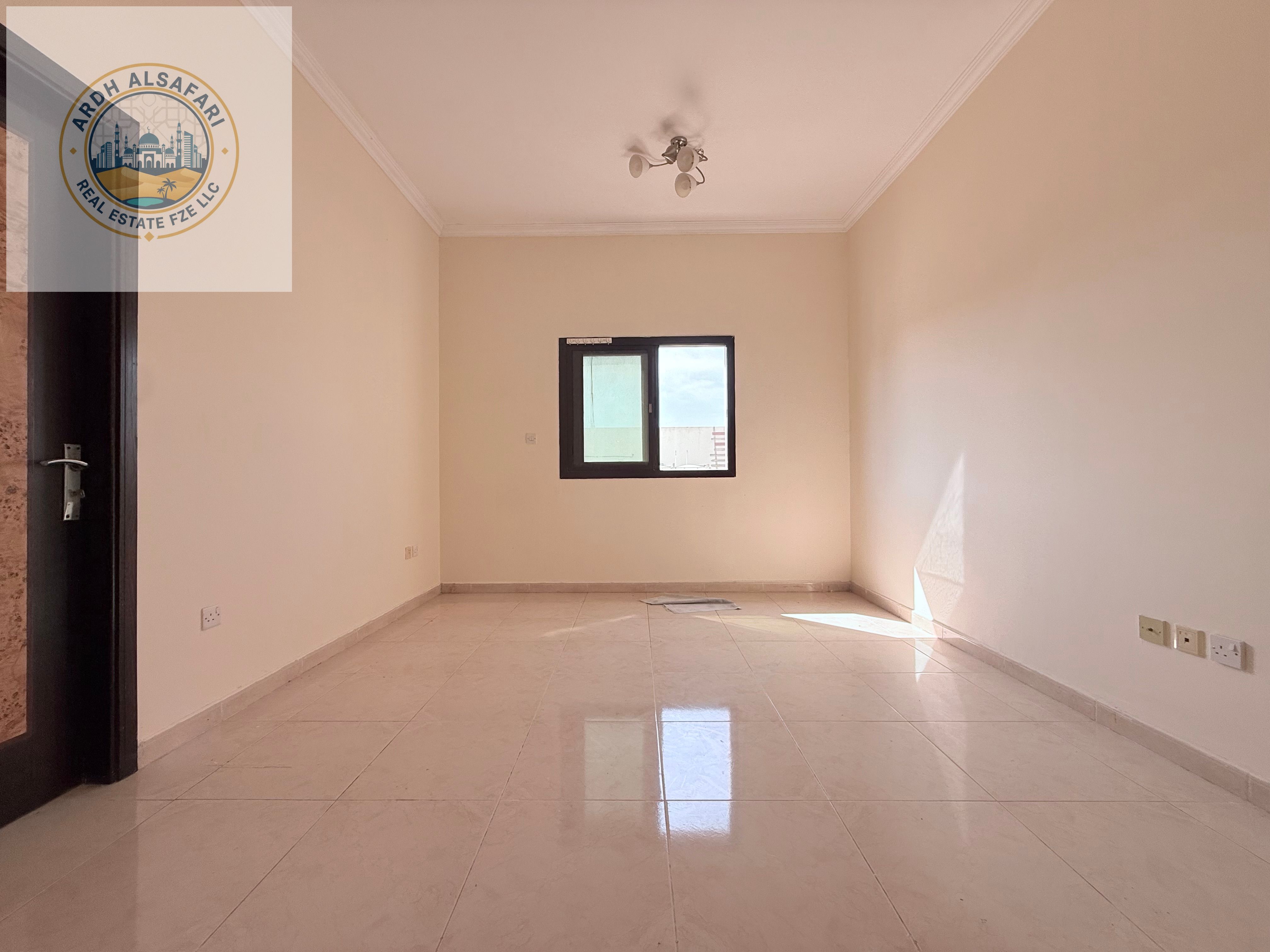 SPACIOUS ONE BEDROOMHALL // IN-FRONT OF SAFARI MALL , LULU HYPER MARKET // TWO BATHROOMS // ON ROAD BUILDING // EASY ACCESS TO DUBAI