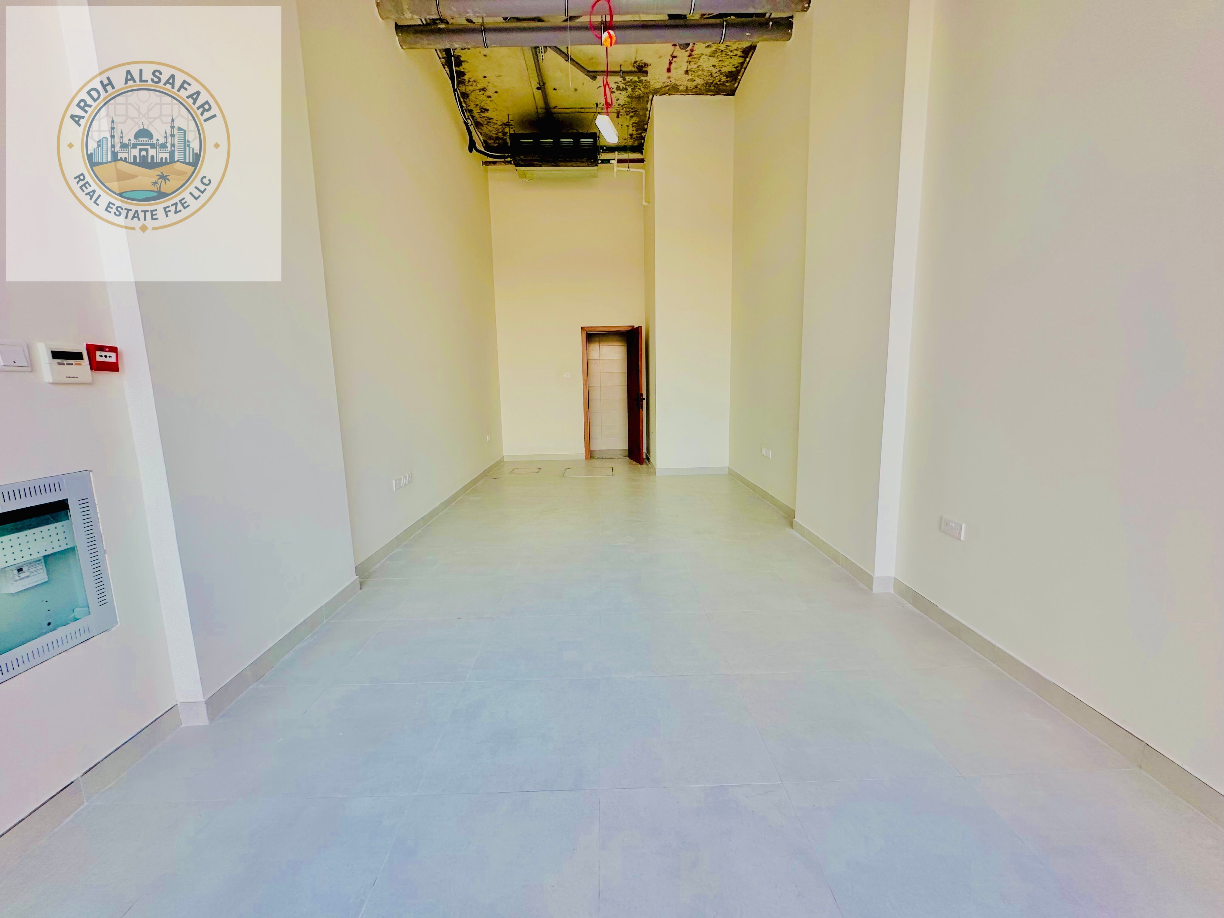 Prime location brand new shop available with bath