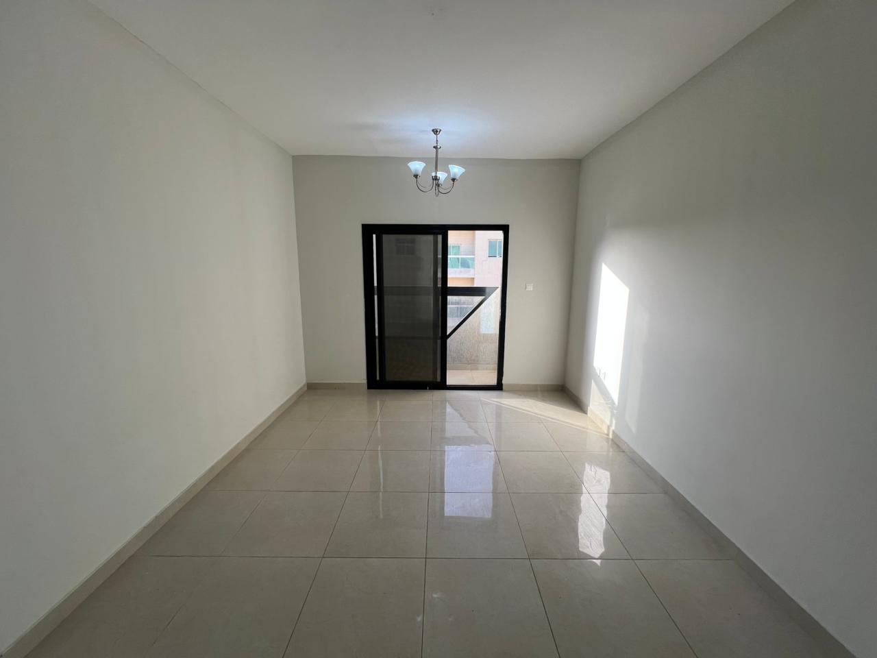 Beautiful apartments at the lowest prices, one bedroom and living room, second occupancy, central air conditioning, maintenance included by the owner,
