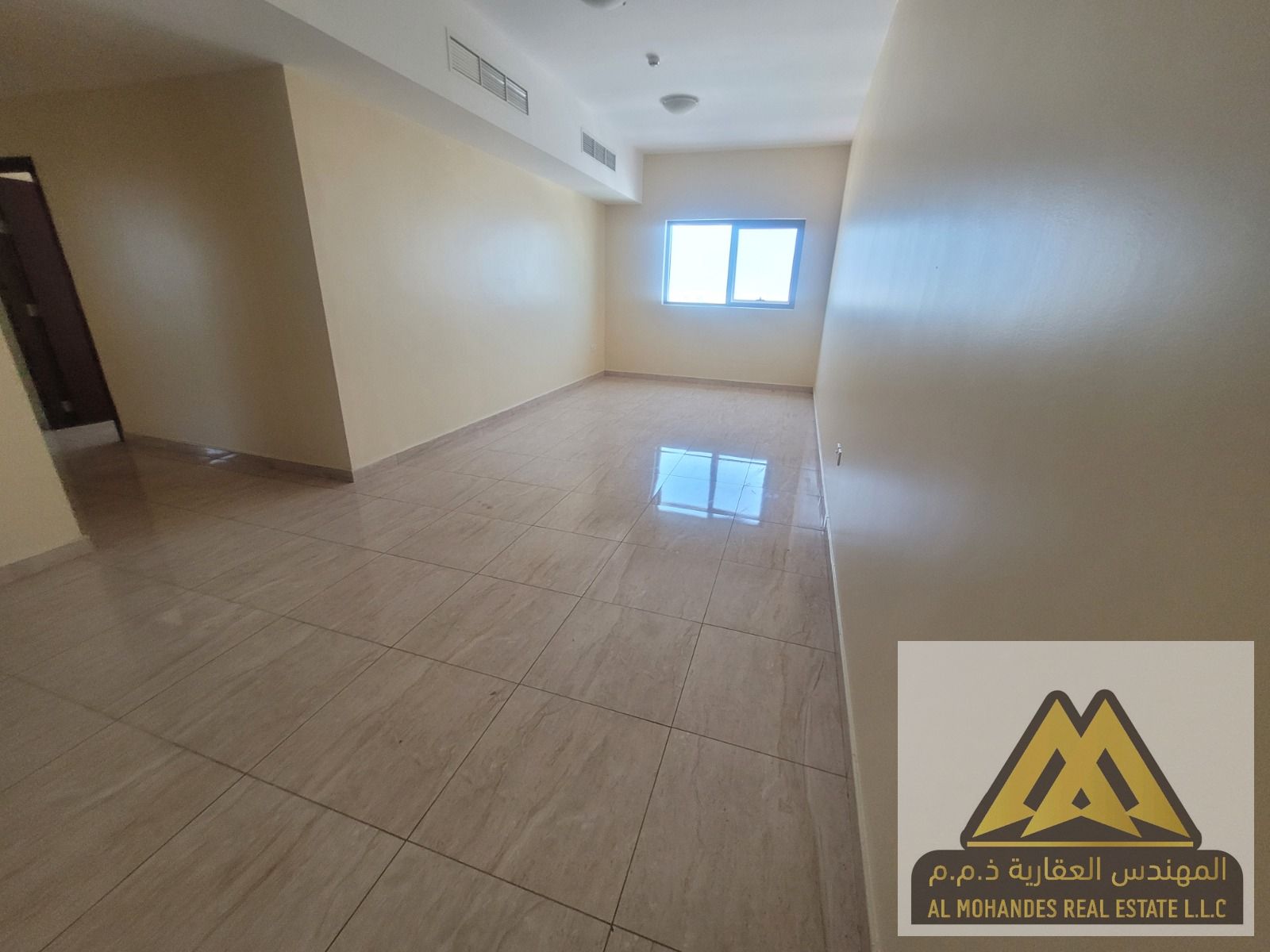 3 bedrooms and a living room, storage room, 3 bathrooms, built-in wardrobes
