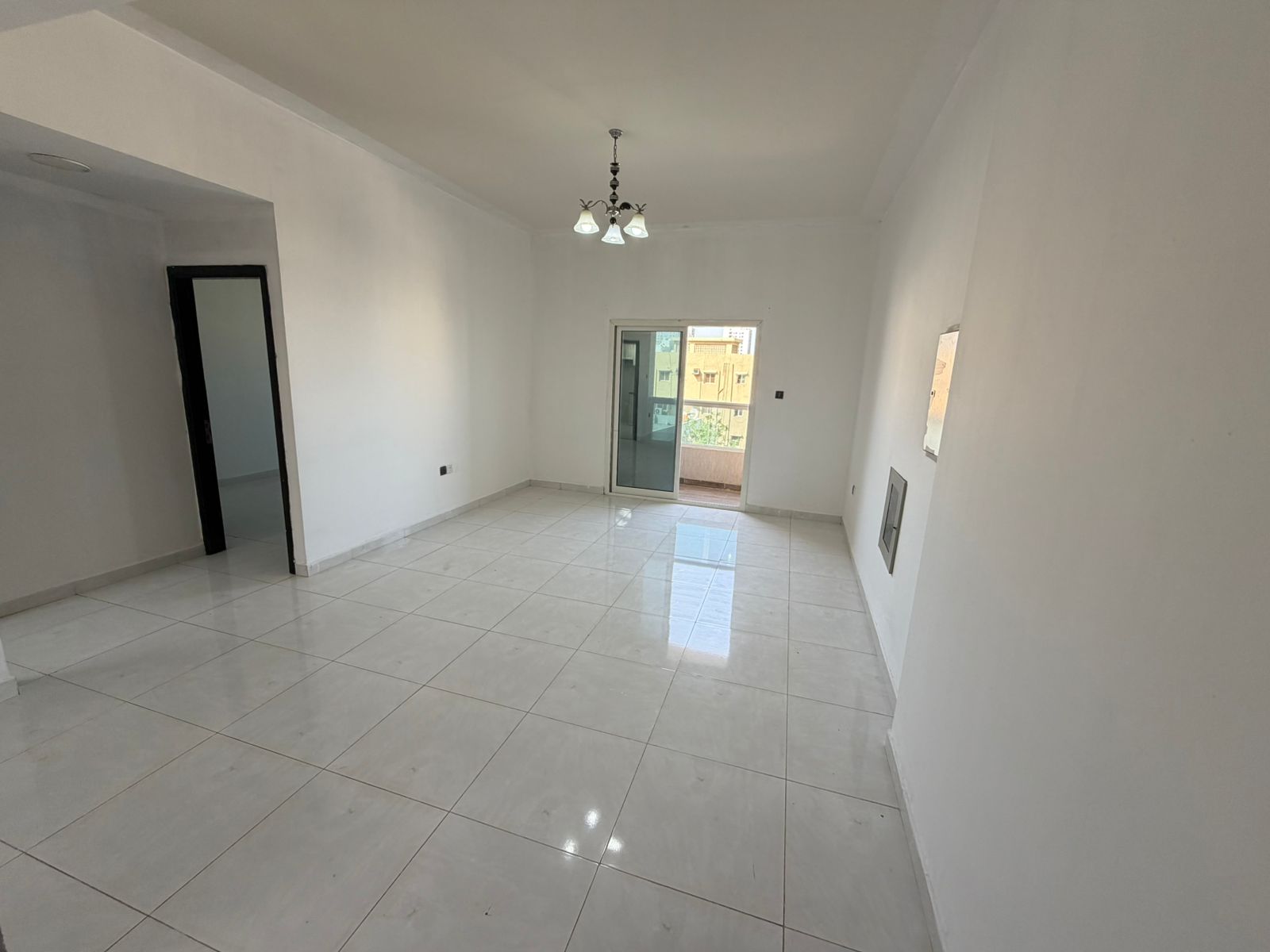 Unfurnished one-bedroom apartment for monthly rent at a special price, including bills and internet. Ajman Corniche, near the Ship Roundabout.