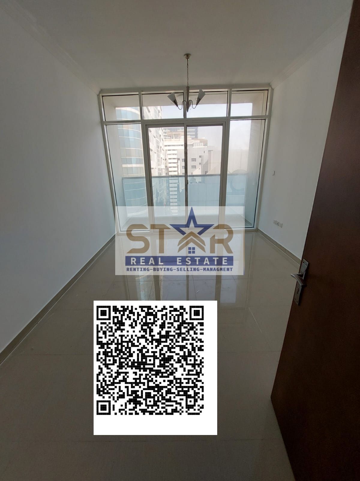 A room and a hall with air conditioning and free parking