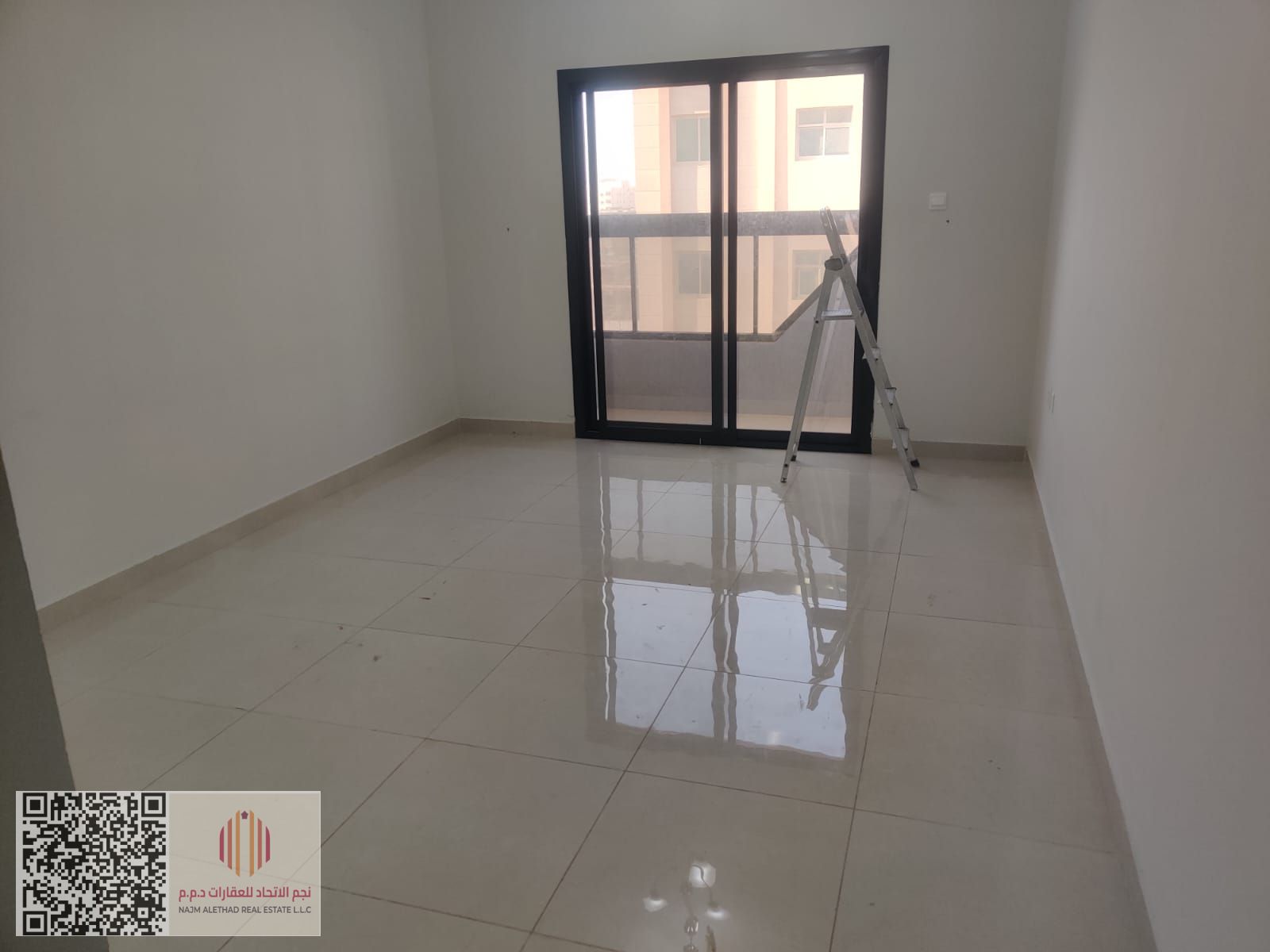One-Bedroom Apartment for Annual Rent in Ajman – Al Jurf 3, located in a prime area close to the mosque and essential services. The apartment features