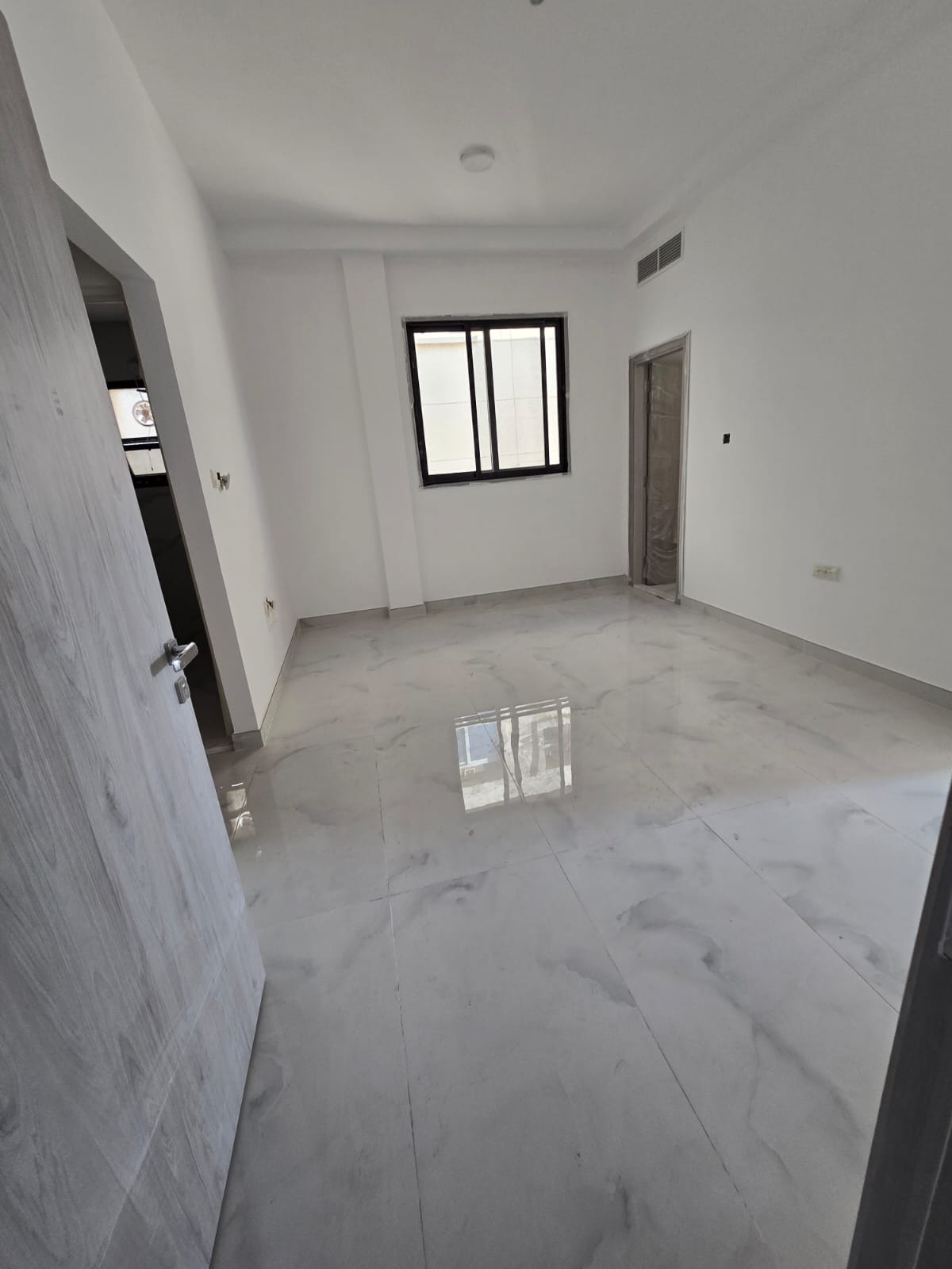 Brand new studio apartment, first occupancy in Al-Aliya. Central air conditioning. Maintenance is the owner's responsibility.