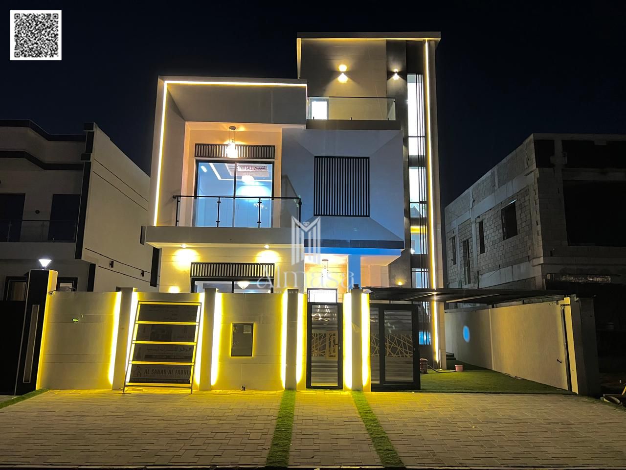 A distinguished villa located directly opposite a park in a lively and quiet location