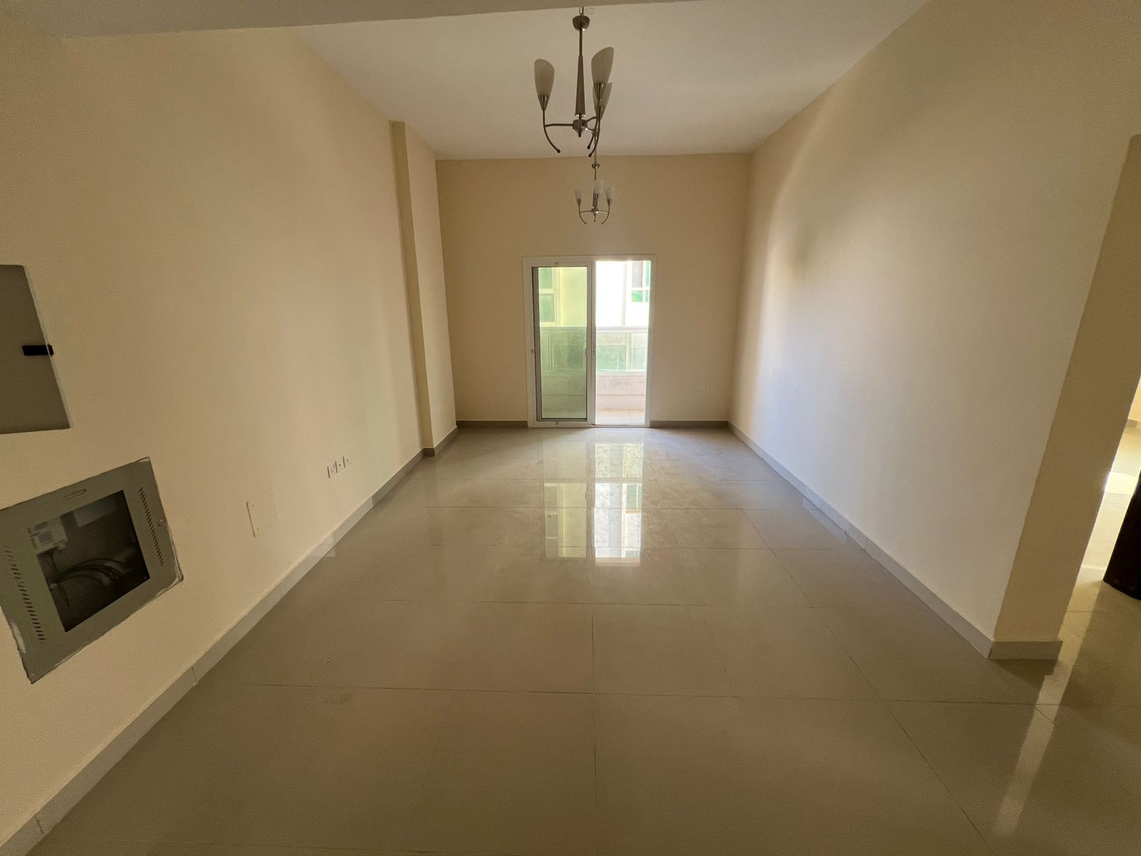 One-bedroom apartment with a master living room, balcony with an open view, central air conditioning, very spacious and excellent layout.