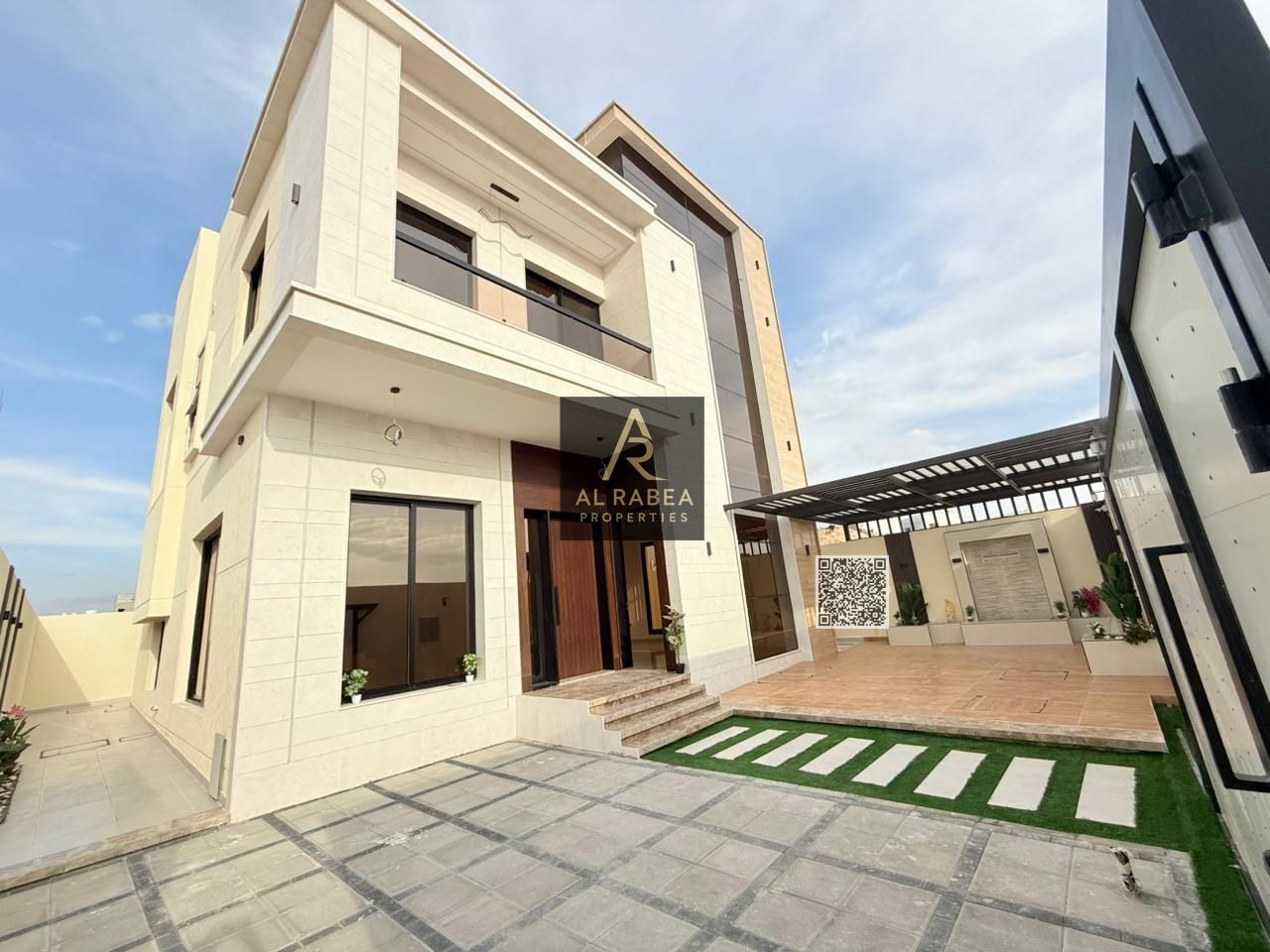 For sale, a very elegant and very luxurious villa for those with distinguished taste, modern super deluxe finishes / distinctive decorations / decorat