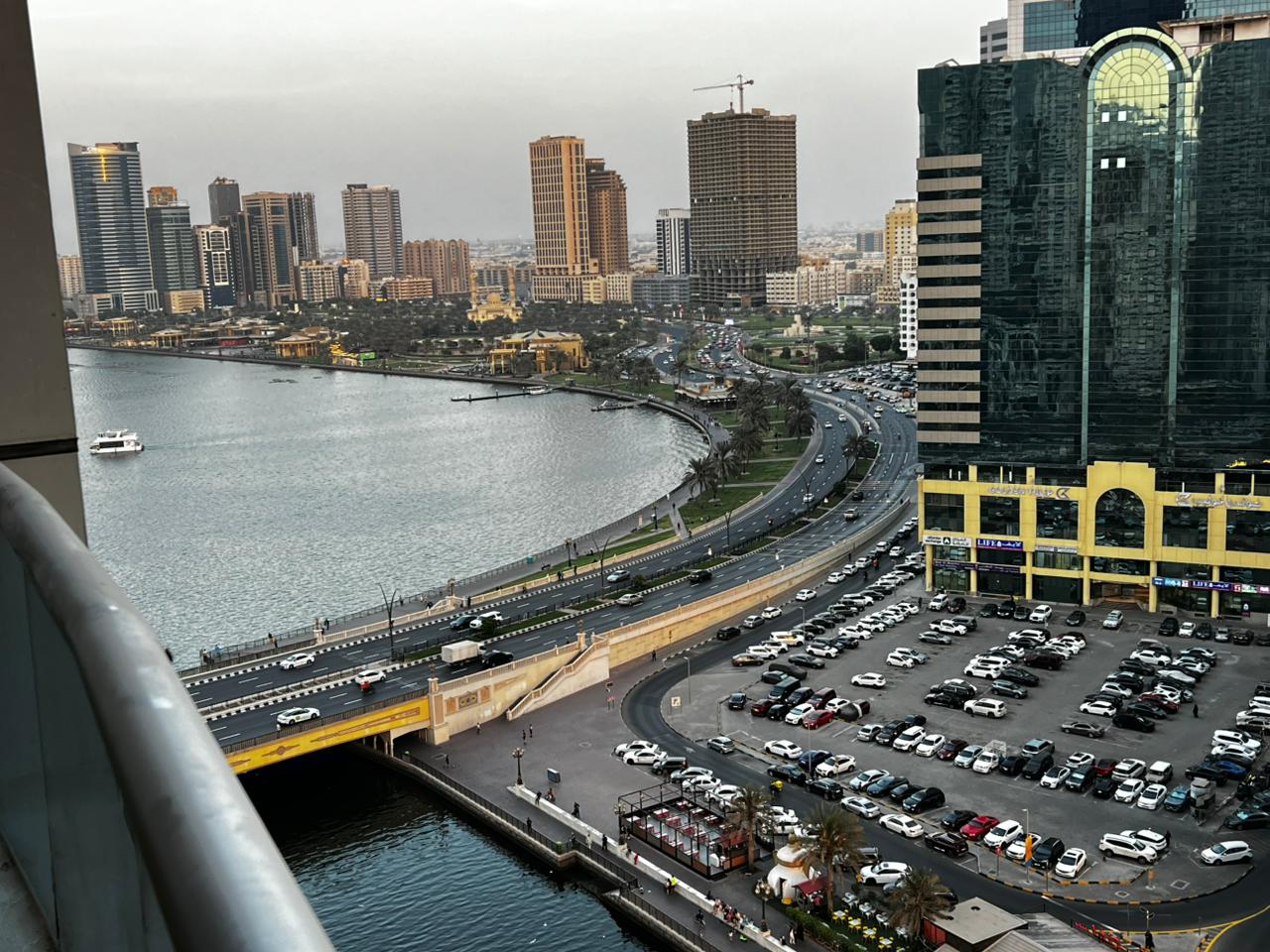 Free month _ Free contract attestation _ Sea view _ Master bedrooms _ High-end finishes _ Prime location _ Close to Dubai exit