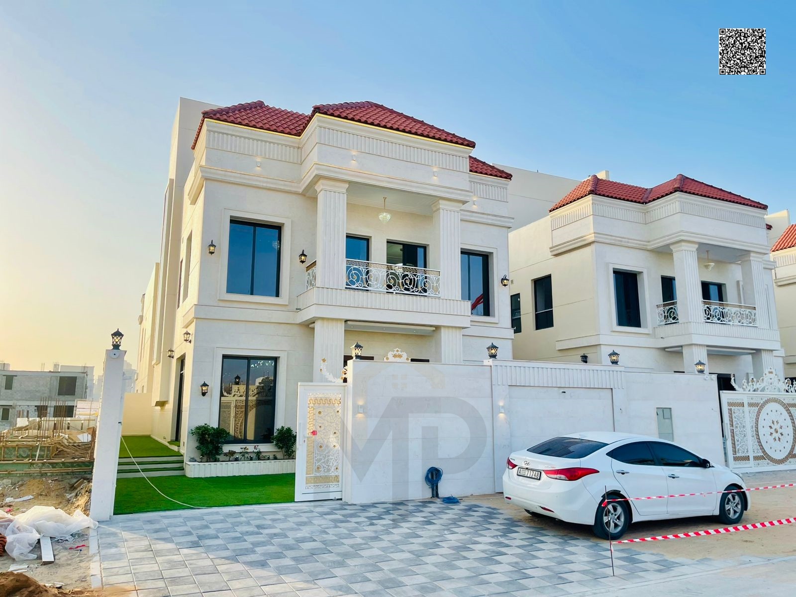 It features 5 master rooms, with a roof with a charming view and a modern design that combines luxury with comfort. Including registration and ownersh