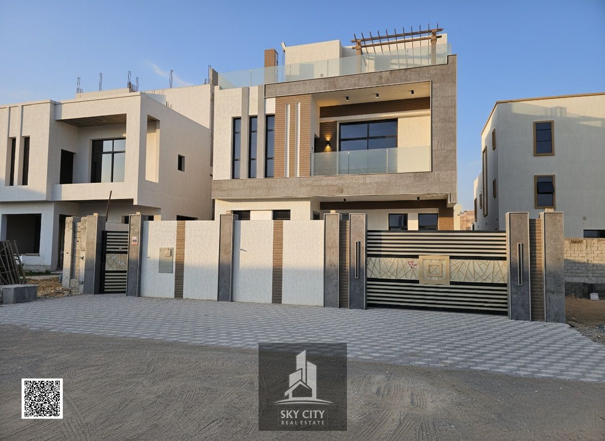 Villa on a main street, 5 minutes from Emirates Road, 6 bedrooms, 3 floors with a large yard and outdoor setback, ready to live in, freehold ownership directly from the owner and without fees.