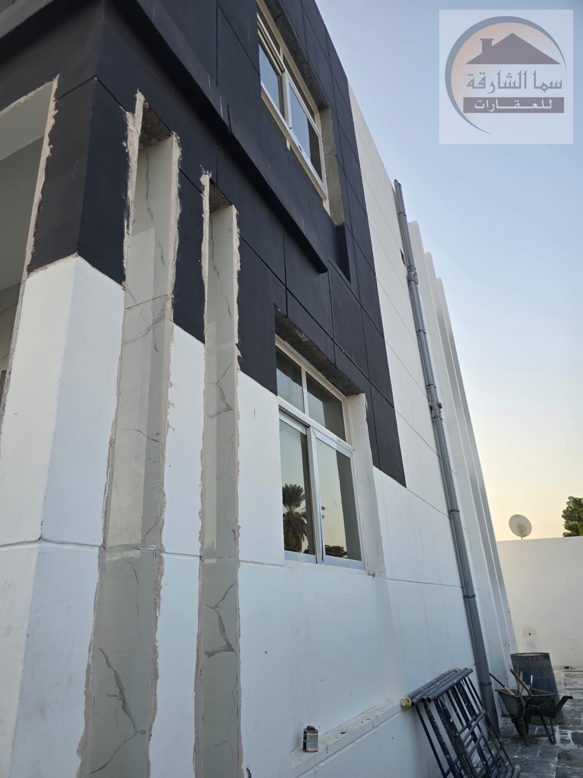 Two-story corner villa for sale in Sharjah, Al Sabkha area (Umm Khanoor), brand new