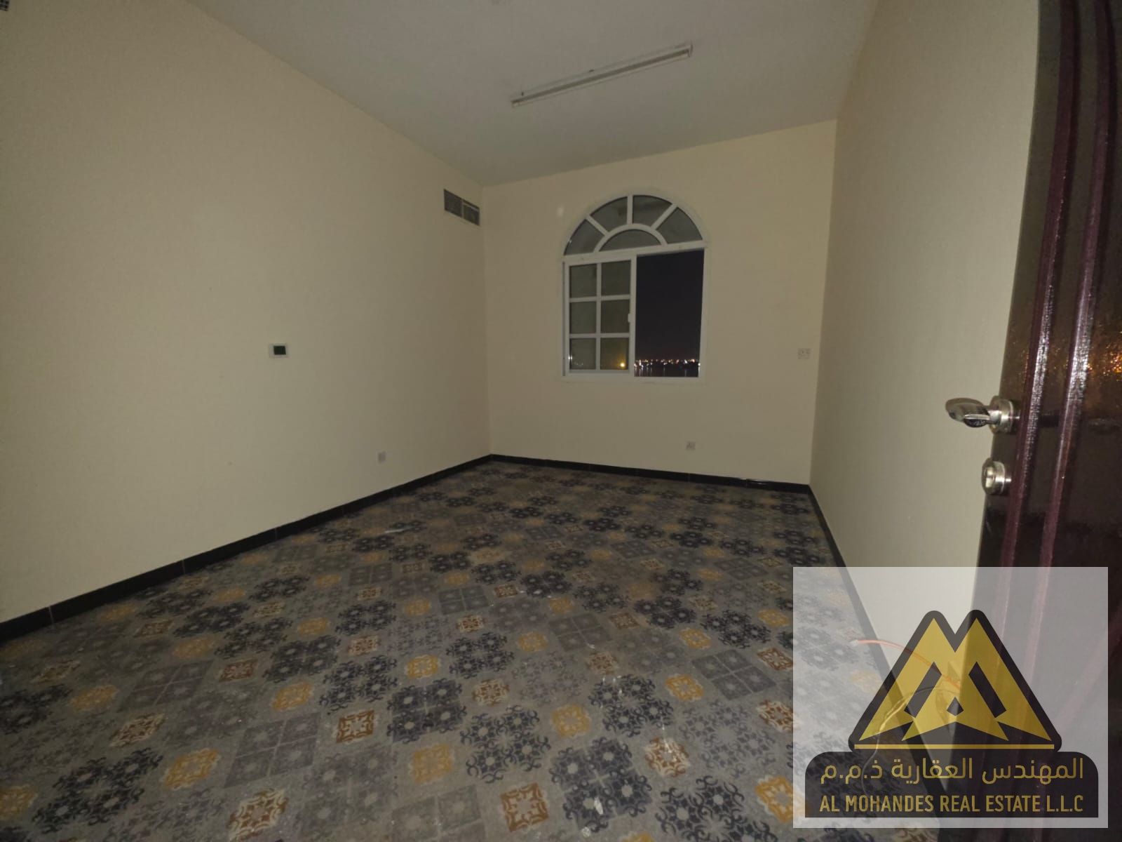 Very large space, large and separate kitchen with a hallway, open and excellent view