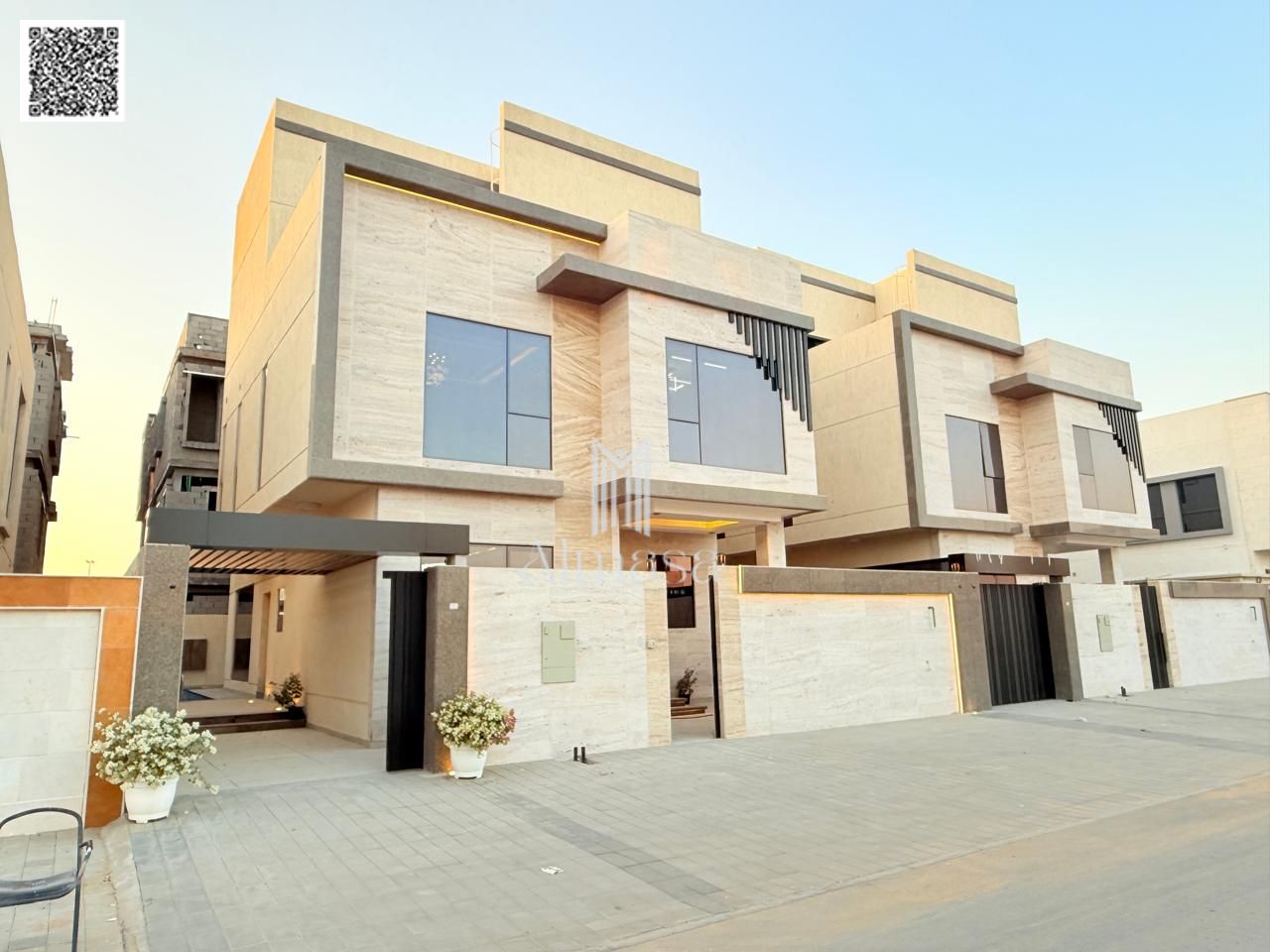 Own your dream villa on a main street in Al Yasmin, overlooking a garden. Registration, ownership, and air conditioning fees are included.