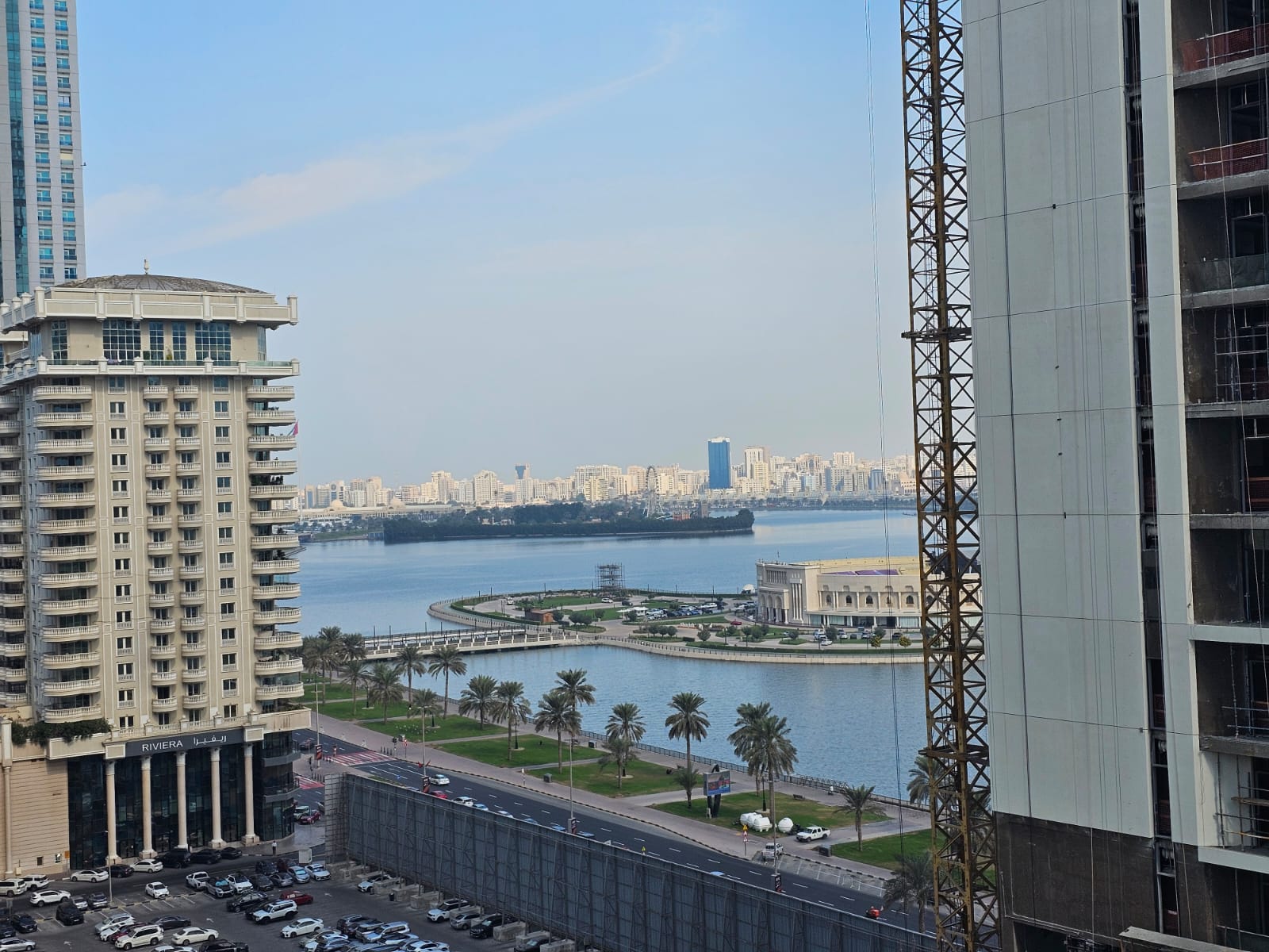 Air conditioning, gym, free swimming pool, open sea view, built-in wardrobes, central and distributed air conditioning between rooms, spacious kitchen