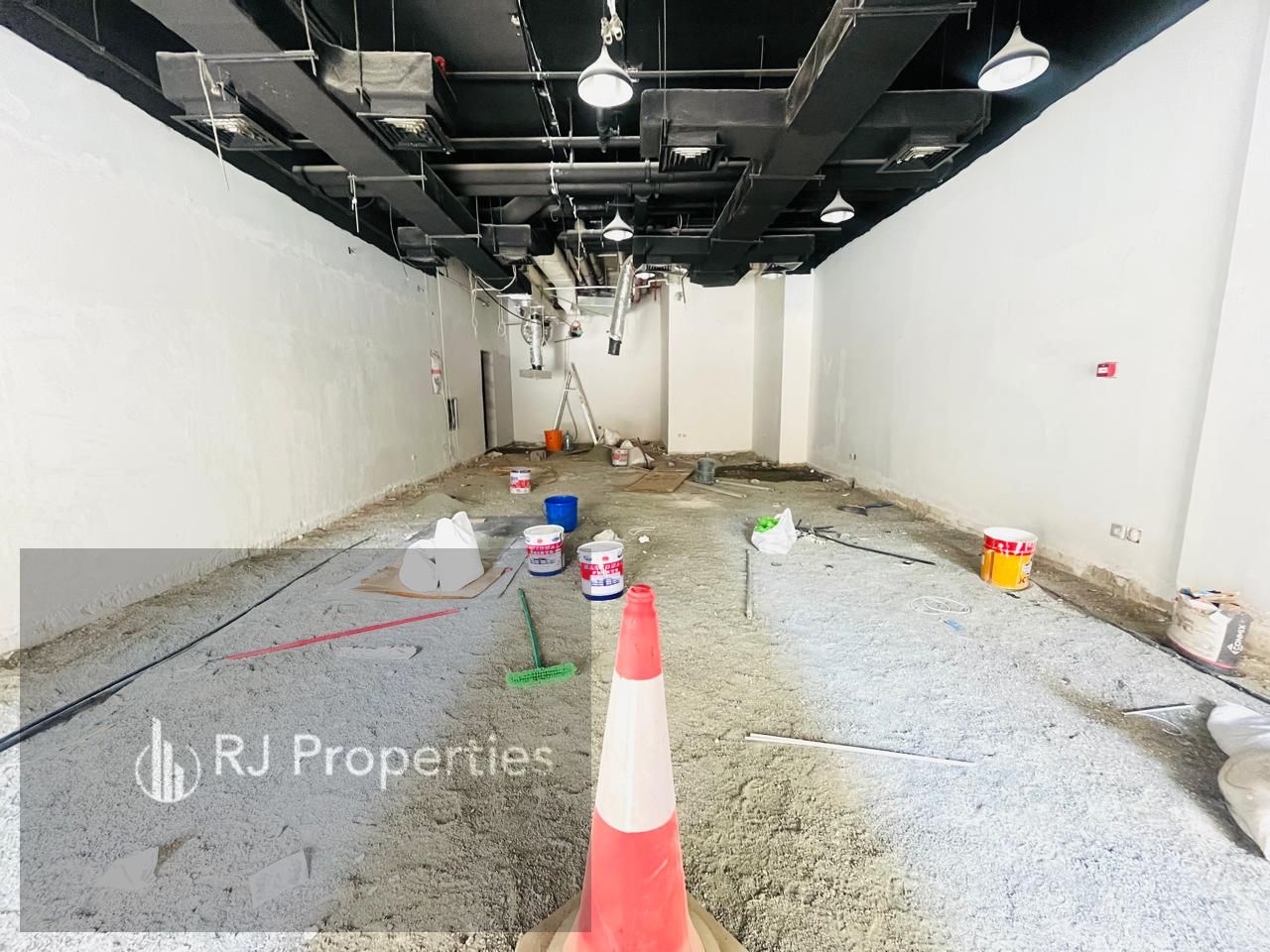 Close to park huge size luxury shop with central ac + washroom | very prime location just 115k
