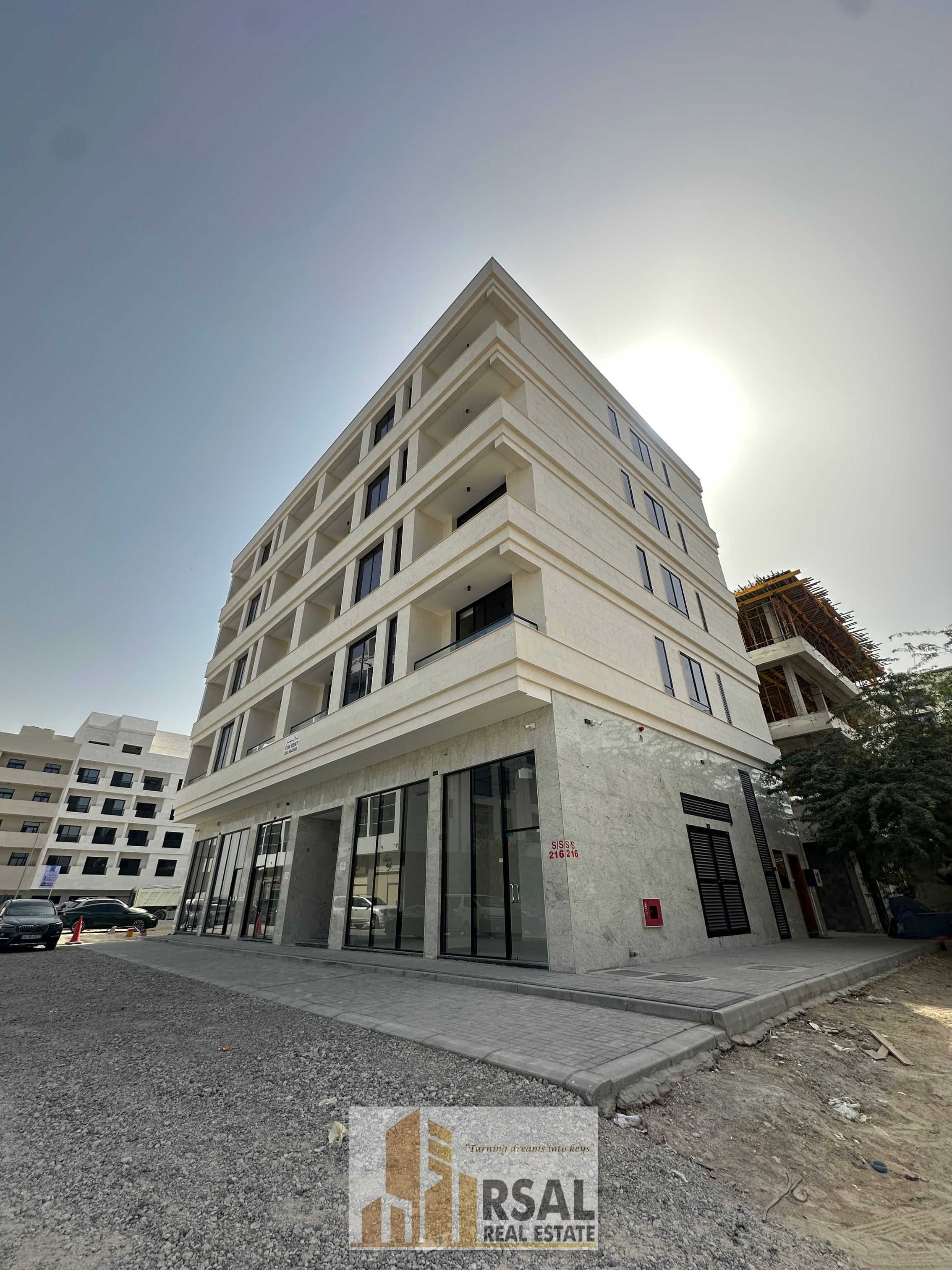 Luxurious spacious 1 bedroom apartment with balcony prime location