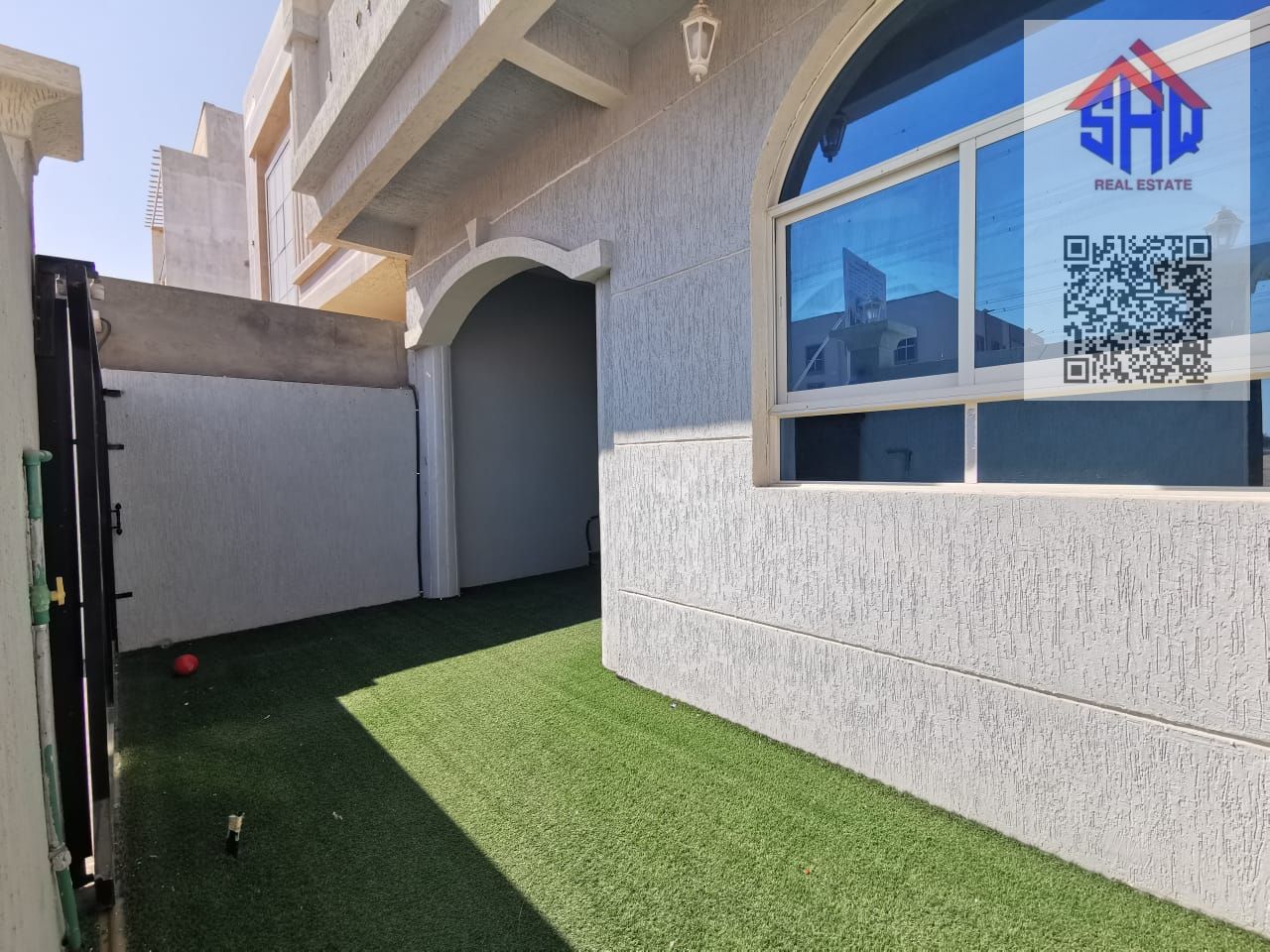 Luxurious townhouse for Sale al Yasmeen Ajman including water and electricity and AC
