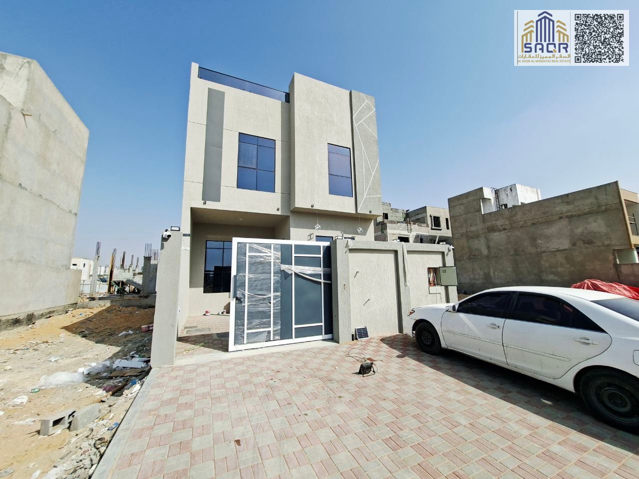 Opportunity for personal residence or investment with a high return on investment: 4 master bedrooms, 2 floors, and a rooftop.