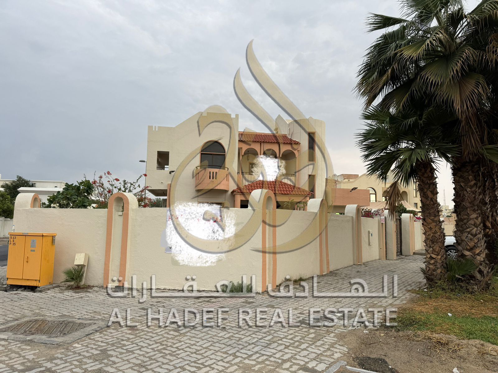 Luxury villa for rent in Sharjah Corniche, corner location on 3 streets, 8,000 sqft plot, 5 master bedrooms, private garden and large parking area, su
