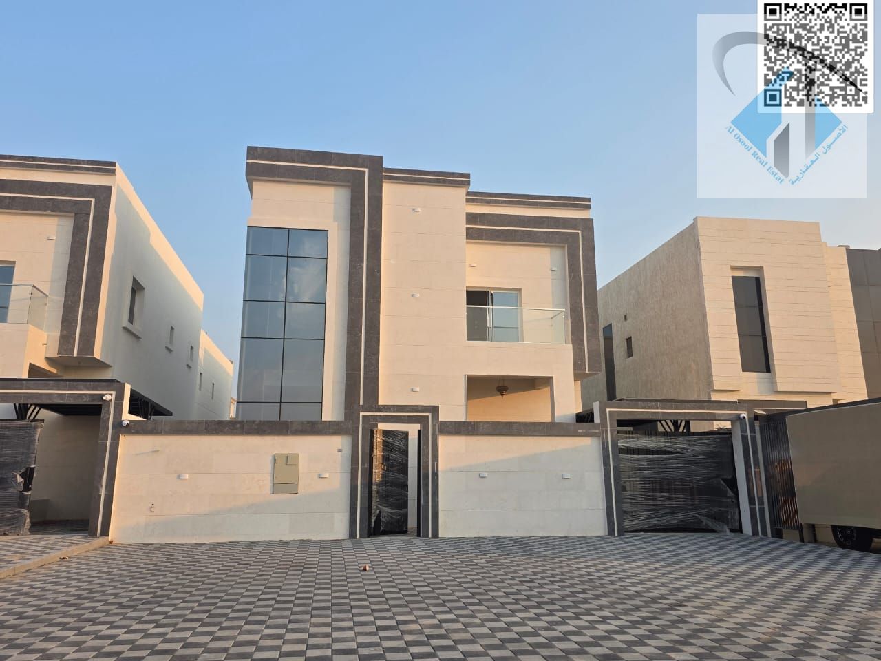 Freehold villas for all nationalities, including registration and ownership fees. Excellent location close to all services, with a roof terrace and no