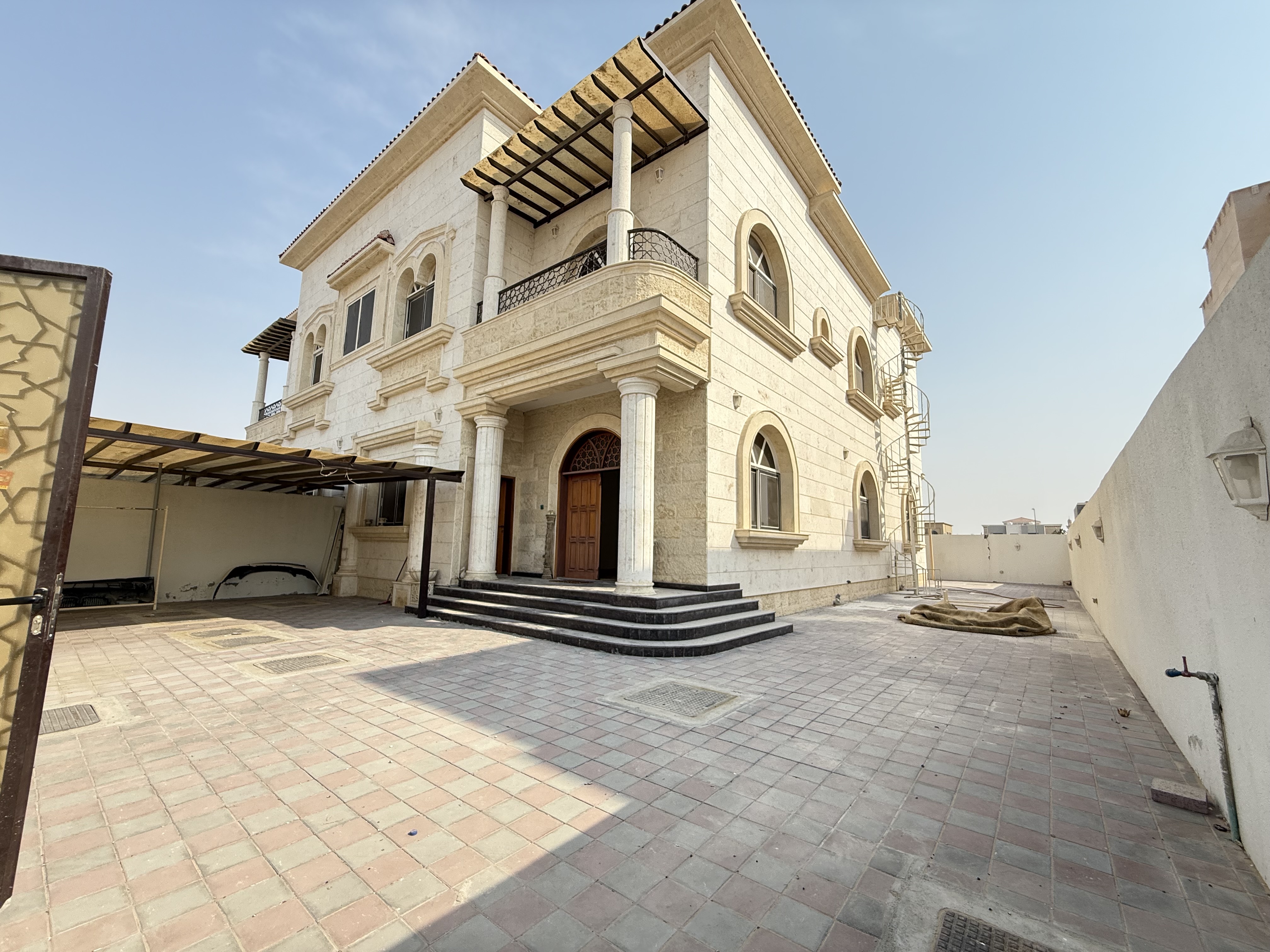 Levish villa 5bhk 7washroom all master room with maid room