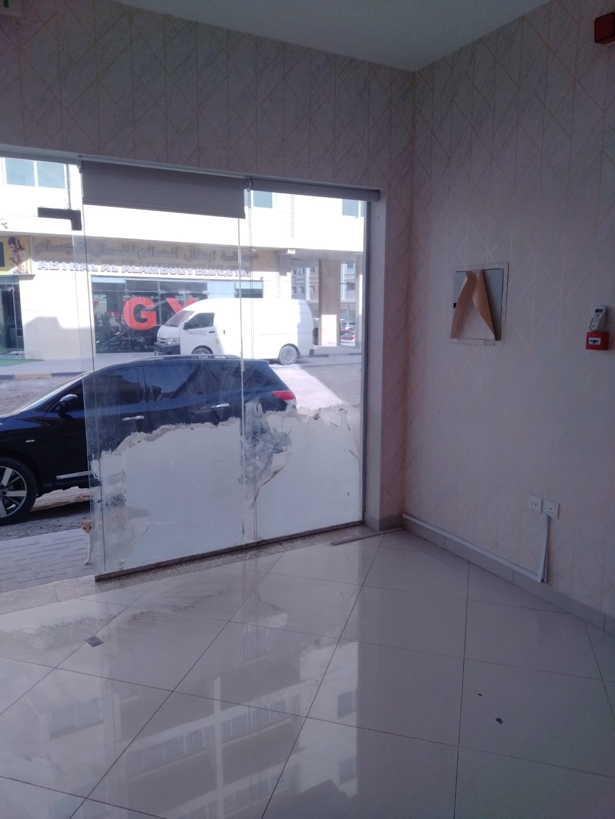 Spacious commercial shop / open view with secret glass / suitable for all activities / close to all central services