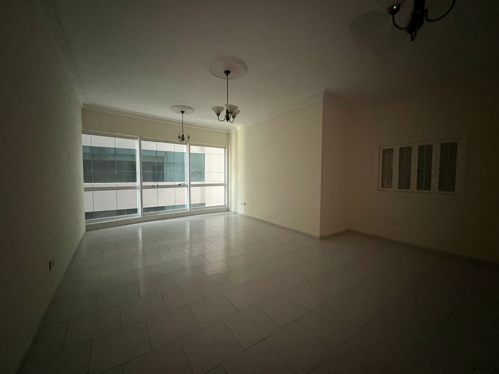 Air conditioning, free swimming pool, built-in wardrobes, central and distributed air conditioning between rooms, spacious kitchen, large areas