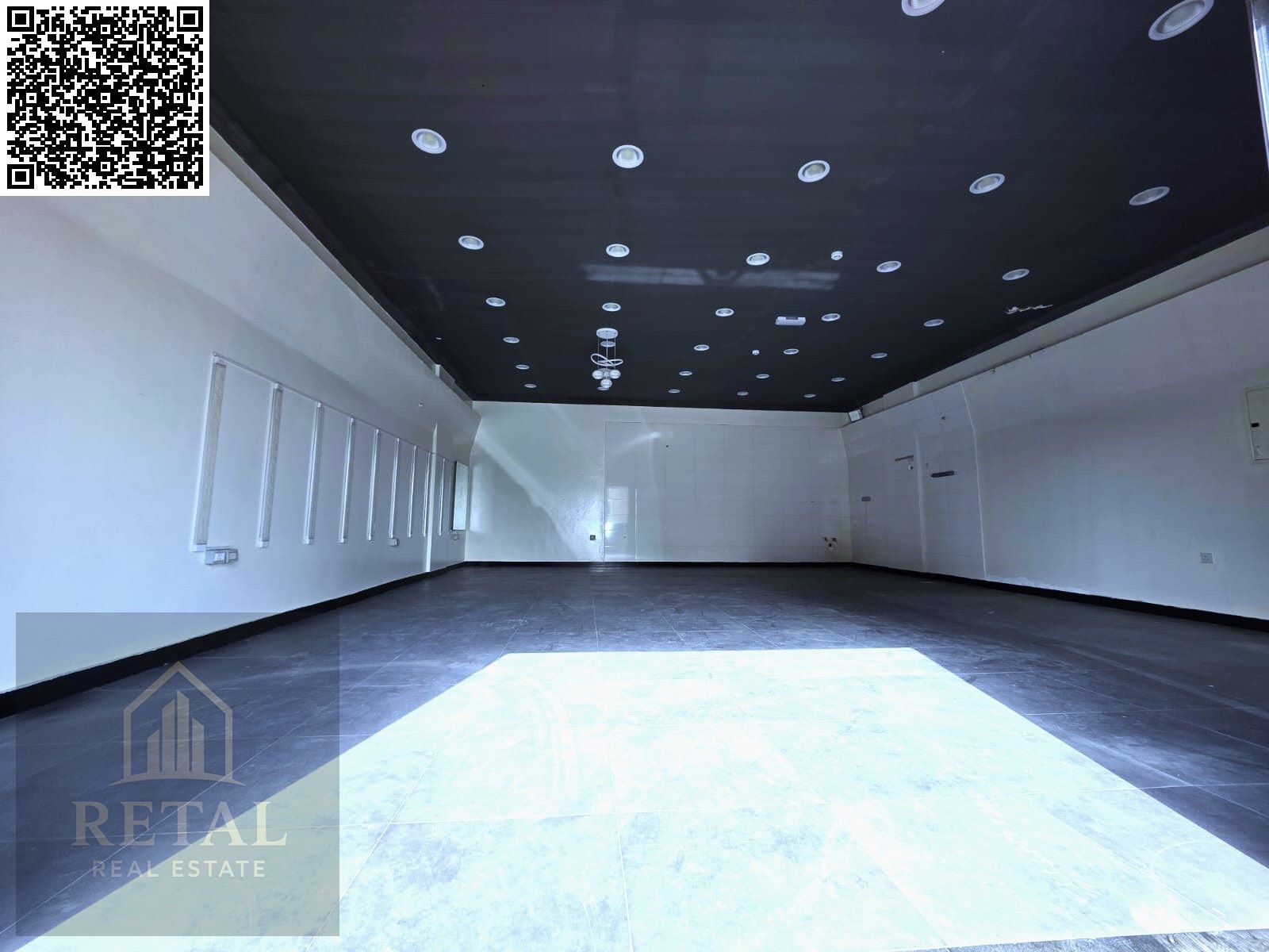 For rent: a clean warehouse with ceramic flooring, located on the street, with a water source and an external bathroom.
