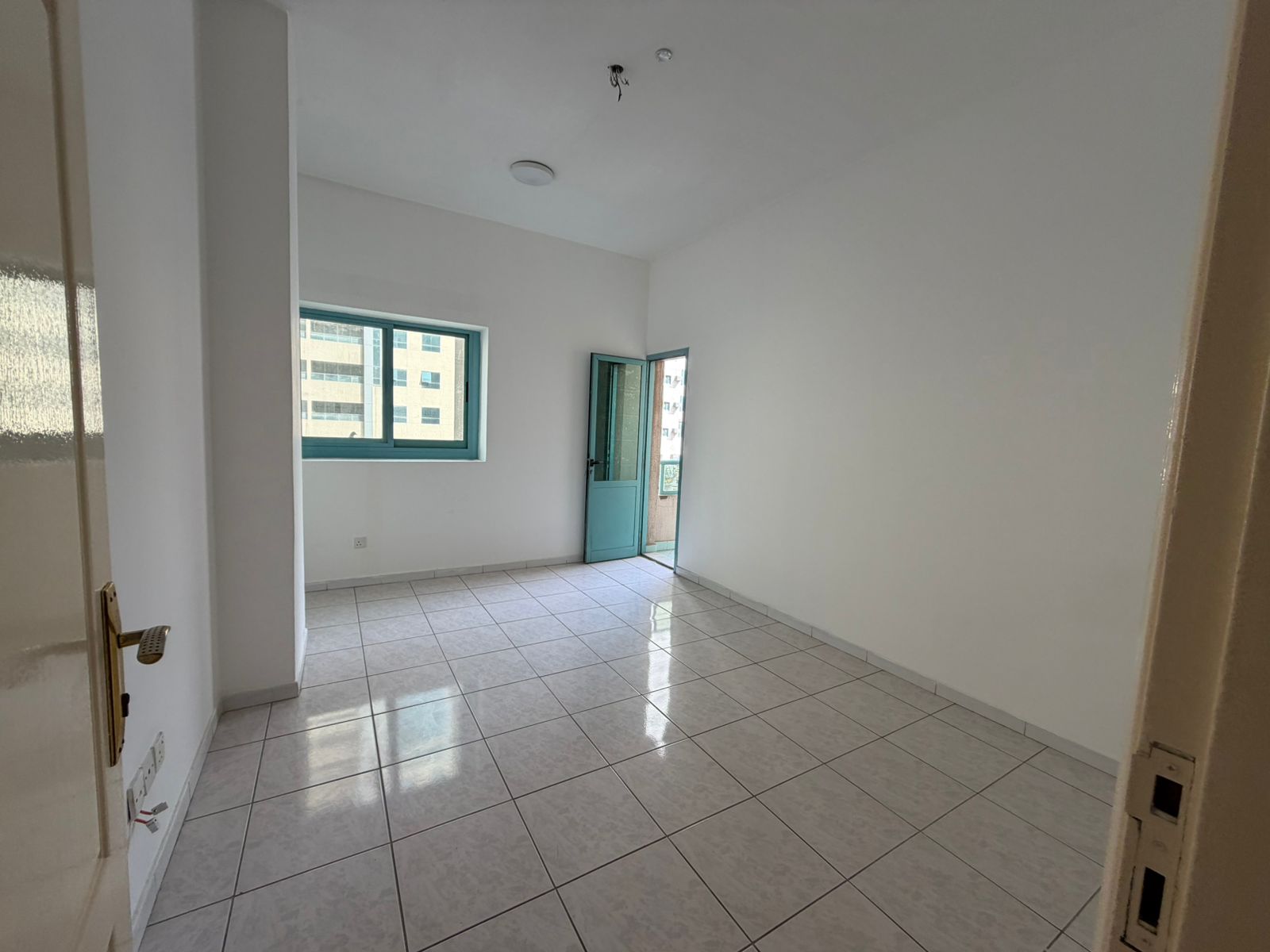 3BR + living room, free AC, central gas, front-view balcony, family building, spacious layout, near Al Khan St, easy access to Dubai & Ajman.