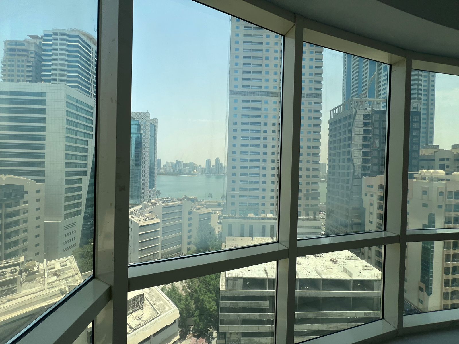 Free air conditioning • 1 month free • Free gym & swimming pool One bedroom and a living room with spacious layout and sea view Built-in wardrobes Pri