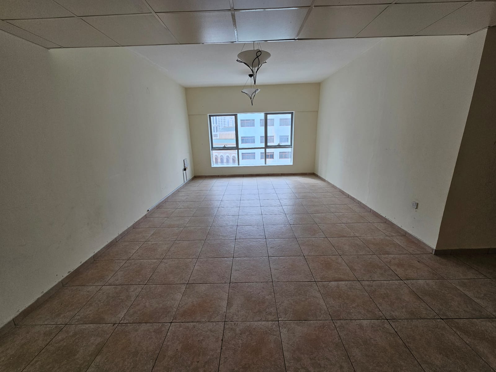 Parking, gym, free pool, open view, central and distributed air conditioning between rooms, and a spacious kitchen.