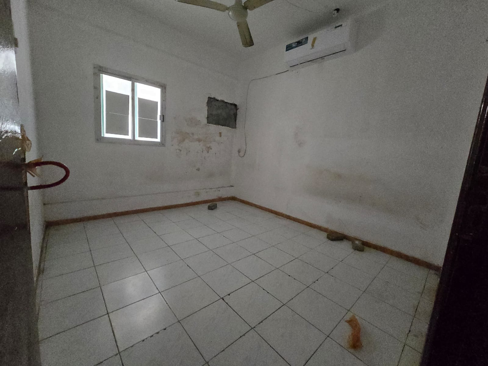 Suitable for young people or employees - Two-bedroom apartment with a living room - Price: 30,000 AED - Al Rashidiya, Ajman - Close to Ajman Corniche