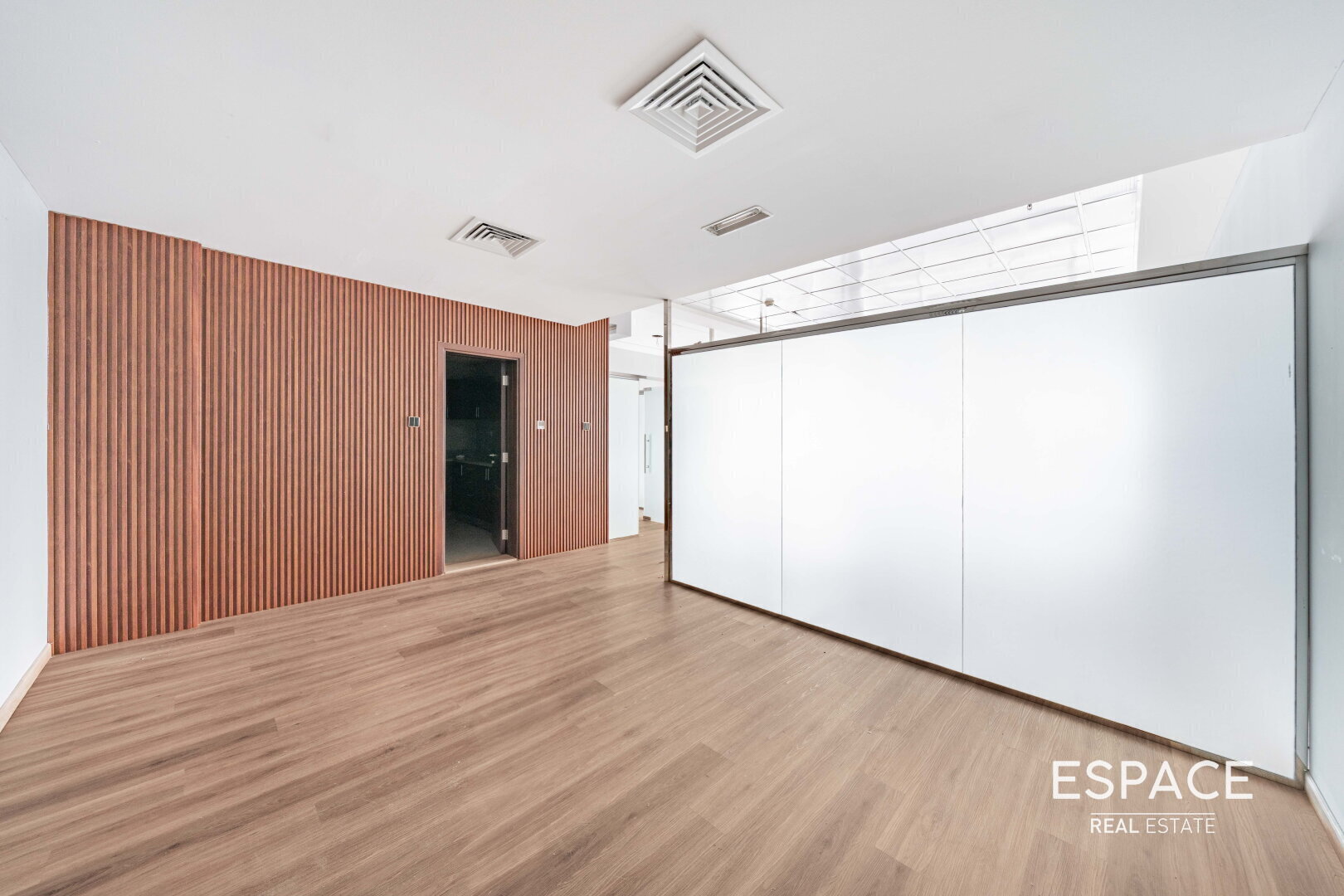 Vacant | Open Plan | Canal View | 2 Parking Spaces