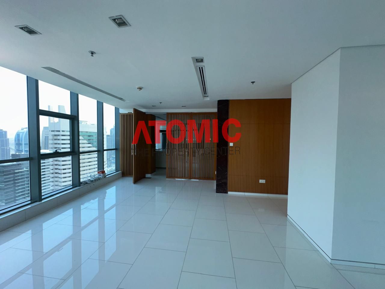 CHILLER FREE ! 4 B/R PENTHOUSE WITH STORE ROOM ! FULL MARINA VIEW