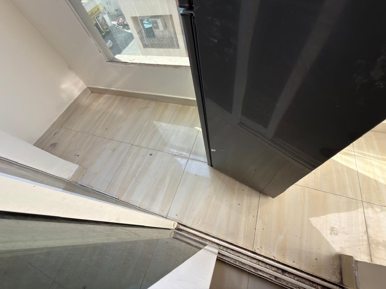Furnished studio apartment in Al Jurf 2 - ready to move in immediately, close to the court and university. a balcony
