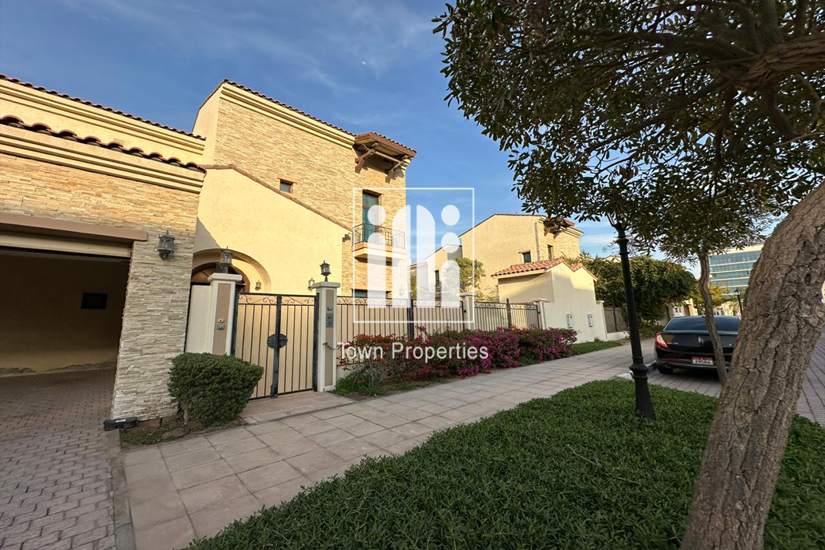 Exclusive Location | Elegant Villa 5MBR + Maid | Parking |