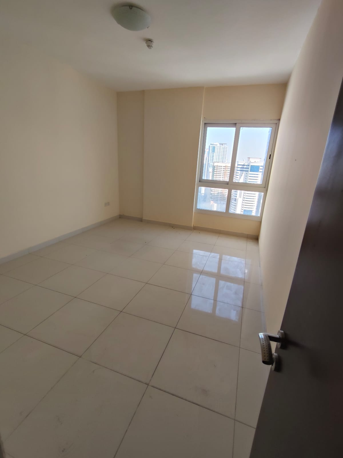 partment for Rent – Al Taawun District (Near Corniche) English Description (Professional Ad): Spacious Apartment for Rent in Al Taawun – Prime Loc