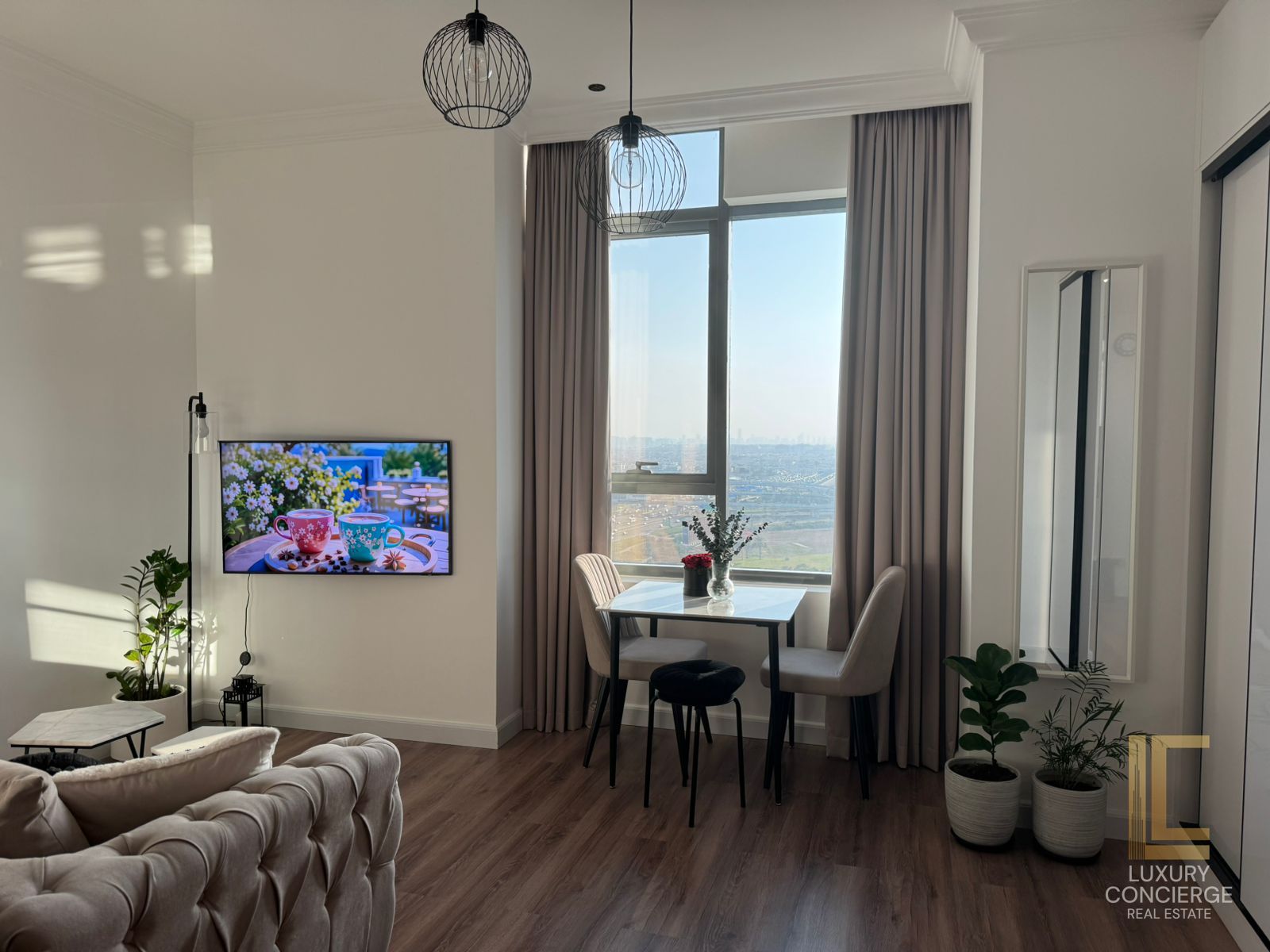 MODERN STUDIO WITH SPACE & NATURAL LIGHT