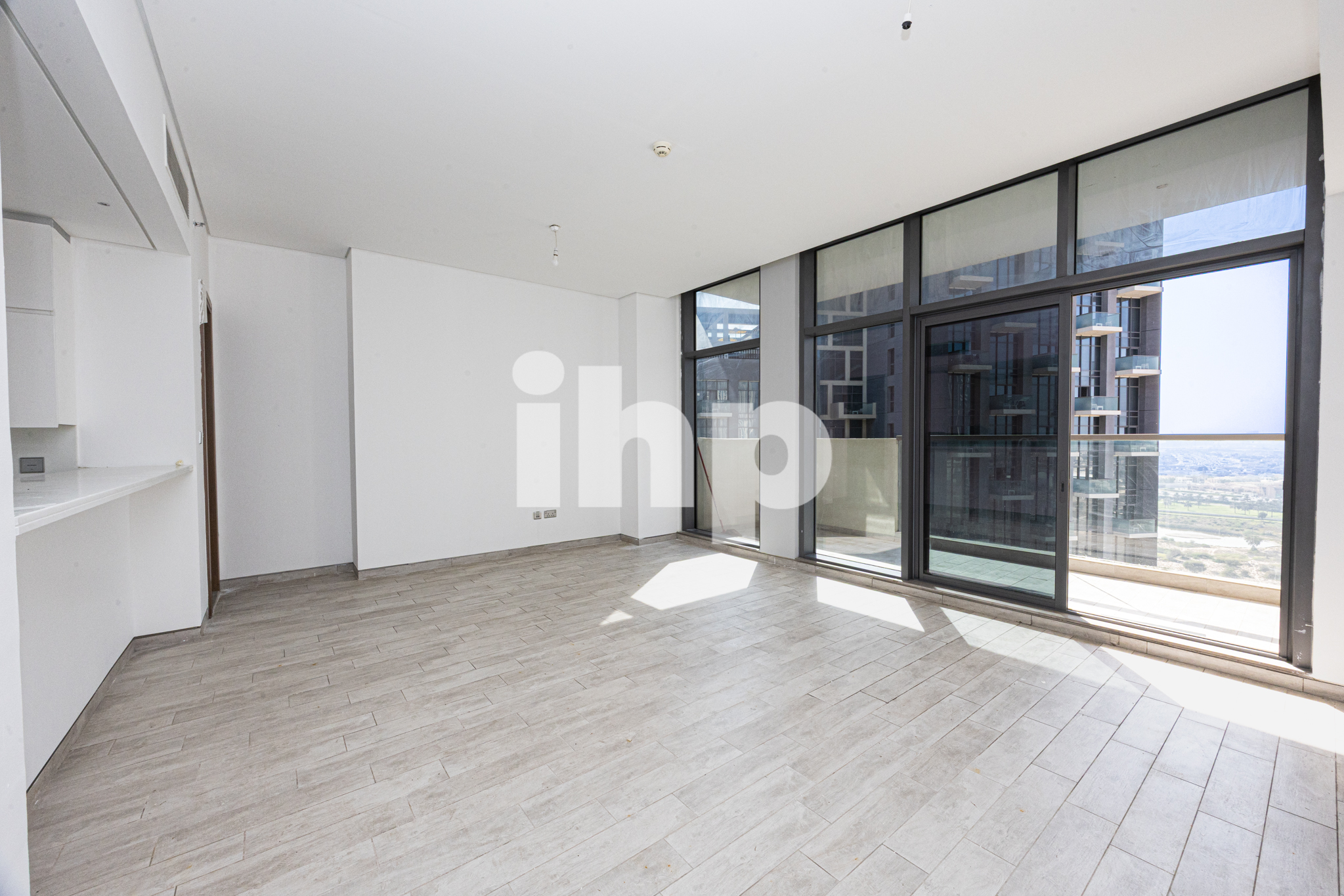 Luxury 2 BR | Maid’s Room | Prime area