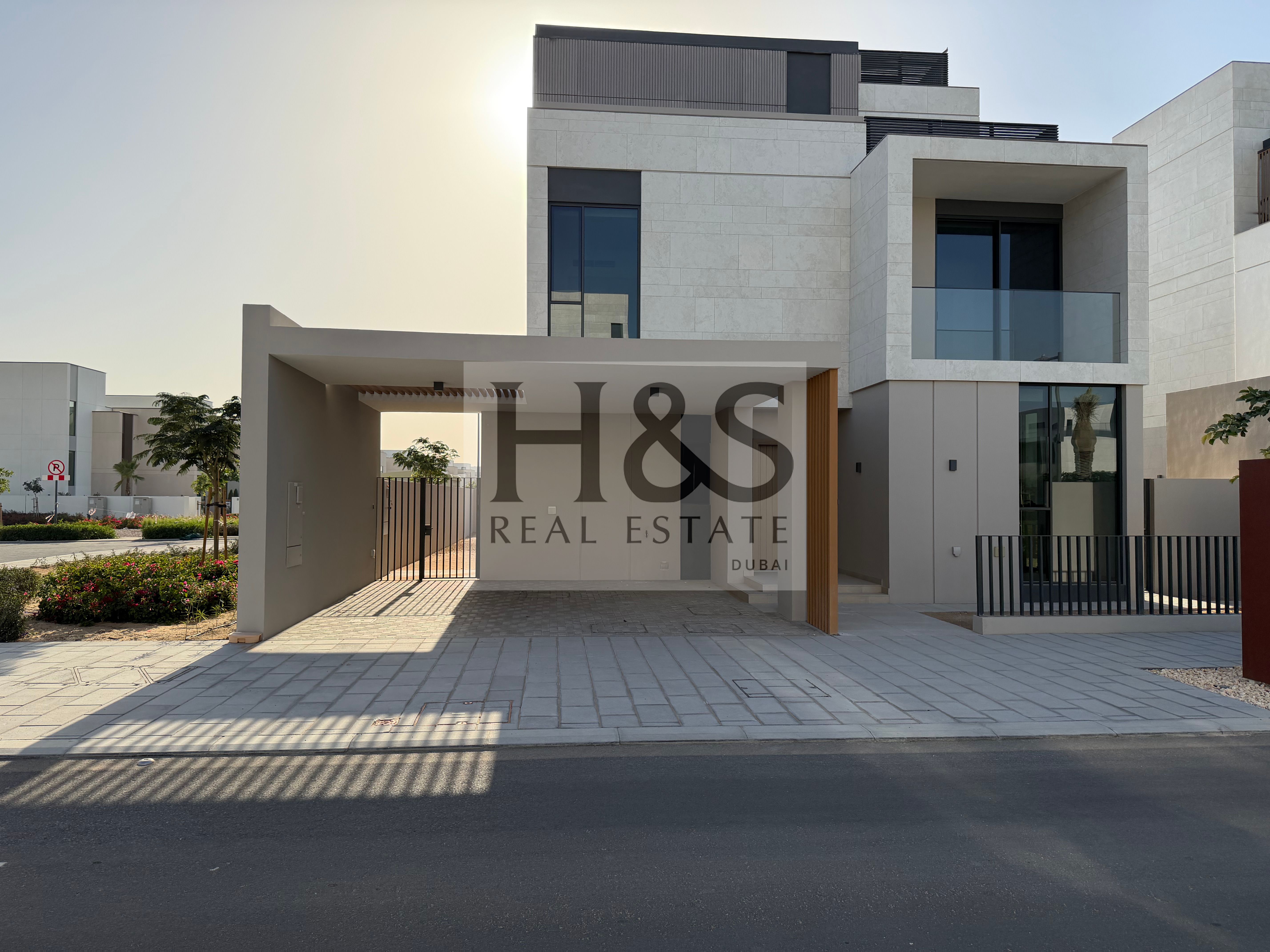 CORNER BRAND NEW LUXURY 4 BED VILLA