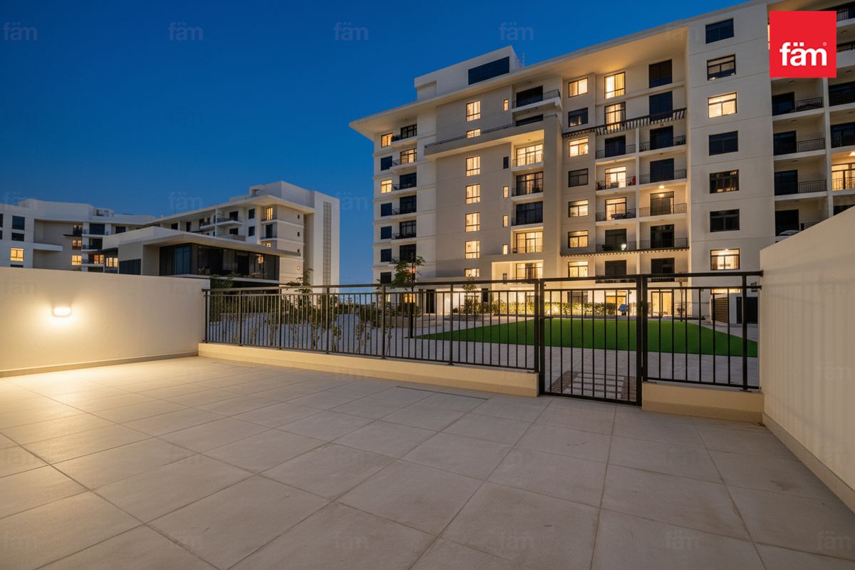 Spacious Vacant unit with pool view large terrace