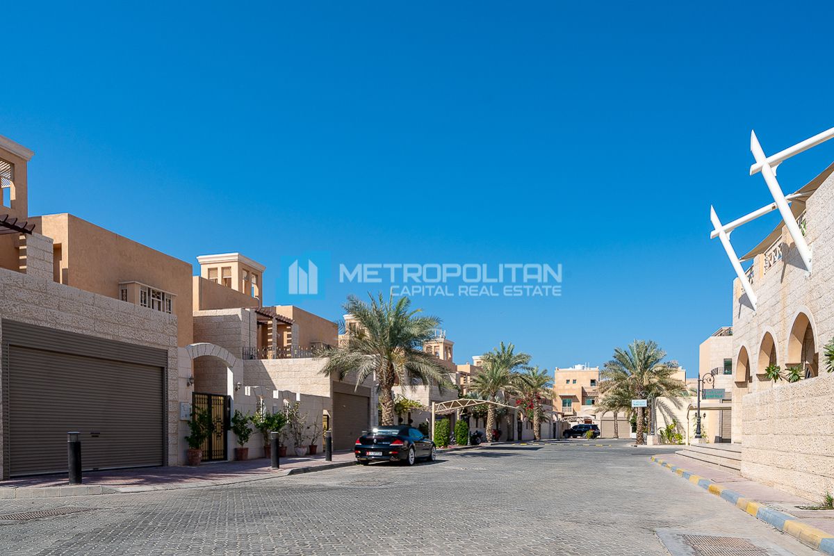 Single Row Villa | 11 Bedrooms | Facing Main Road